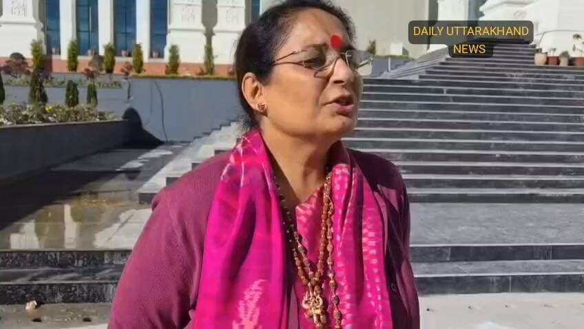 उत्तराखंड: विधानसभा अध्यक्ष ऋतु भूषण खंडूड़ी क्या बोली निर्दलीय विधायक उमेश कुमार के इस्तीफे पर?
गैरसैंण में खानपुर विधायक उमेश कुमार के इस्तीफे पर विधानसभा अध्यक्ष ऋतु भूषण खंडूड़ी ने बयान दिया। भराड़ीसैंण विधानसभा के बाहर मीडिया से बात करते हुए स्पीकर ने कहा - _"उनका एक पत्र आया है जिसमें उन्होंने अपना resignation दिया है, उसको मैंने अपने secretariat में भेजा है और उसमें जो भी process आगे होगा उसको हम देखेंगे।"_
उमेश कुमार ने विपक्ष से नाराज होकर इस्तीफे का ऐलान किया था। अब गेंद स्पीकर के पाले में है।
#RituKhanduri #UmeshKumarResign #Gairsain #Bhararisain #UttarakhandAssembly #KhanpurMLA #SpeakerRituKhanduri #UttarakhandNews #BreakingNews #ViralNews