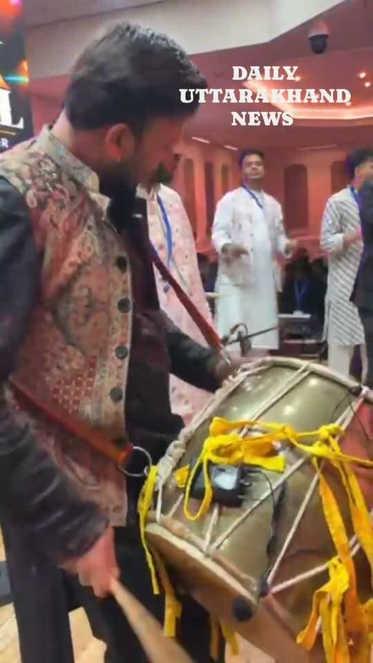 सात समंदर पार गूंजा उत्तराखंड का लोकसंगीत, विवेक नौटियाल ने Birmingham में मचाया धमाल!
बर्मिंघम। उत्तराखंड के युवा लोकगायक विवेक नौटियाल के गीतों का जादू अब सात समंदर पार भी चलने लगा है।
26 अक्टूबर को #ShilpaProductions और #शैलेंद्र लसियाल द्वारा #Birmingham में भव्य #बग्वाल महोत्सव का आयोजन किया गया। इस महोत्सव में #विवेक #नौटियाल ने अपने सुपरहिट लोकगीतों से समां बांध दिया।
जैसे ही उन्होंने 'रम्म झमा', 'ओटुवा बेलेणा' और 'बाँधी ले तू ज्यूड़ी' गीत गाए, Birmingham में रह रहे प्रवासी #उत्तराखंडी भाई-बहन अपनी माटी की खुशबू में झूम उठे और खूब नाचे। ढोल-दमाऊ की थाप पर पूरी जनता थिरकने को मजबूर हो गई।
विवेक ने अपनी आवाज से विदेश में भी पहाड़ की संस्कृति को जिंदा कर दिया। बग्वाल महोत्सव बेहद भव्य और यादगार रहा।
#VivekNautiyal #Uttarakhandi #BagwalMahotsav #Birmingham #ShilpaProductions #PahadiSong #RammJhama #OtuwaBalena #ViralNews #UttarakhandCulture #PahadiSwag