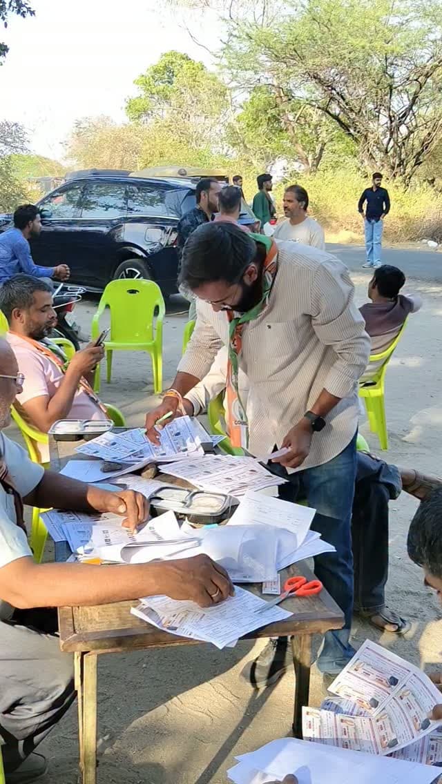 गोगुंदा पंचायती राज चुनाव: वरिष्ठ नेताओं, यूथ कांग्रेस व NSUI का साझा मोर्चा! 🗳️ विसमा ग्राम पंचायत में जहाँ 50% तक मतदान दर्ज हुआ, वहीं कांग्रेस पूरी एकजुटता से डटी रही। इस दौरान वरिष्ठ नेता अजय पोरवाल, कमल काका, पार्षद लक्ष्मीलाल मेघवाल, दिनेश भोई, यूथ नेता हिमांशु चौधरी, डॉ. मोहित नायक, NSUI जिलाध्यक्ष देवेंद्र सिंह राठौड़, सिद्धार्थ सोनी व गोपाल गायरी बूथों पर मतदाताओं को प्रेरित करते सक्रिय रहे। #Gogunda #YouthCongress #NSUI