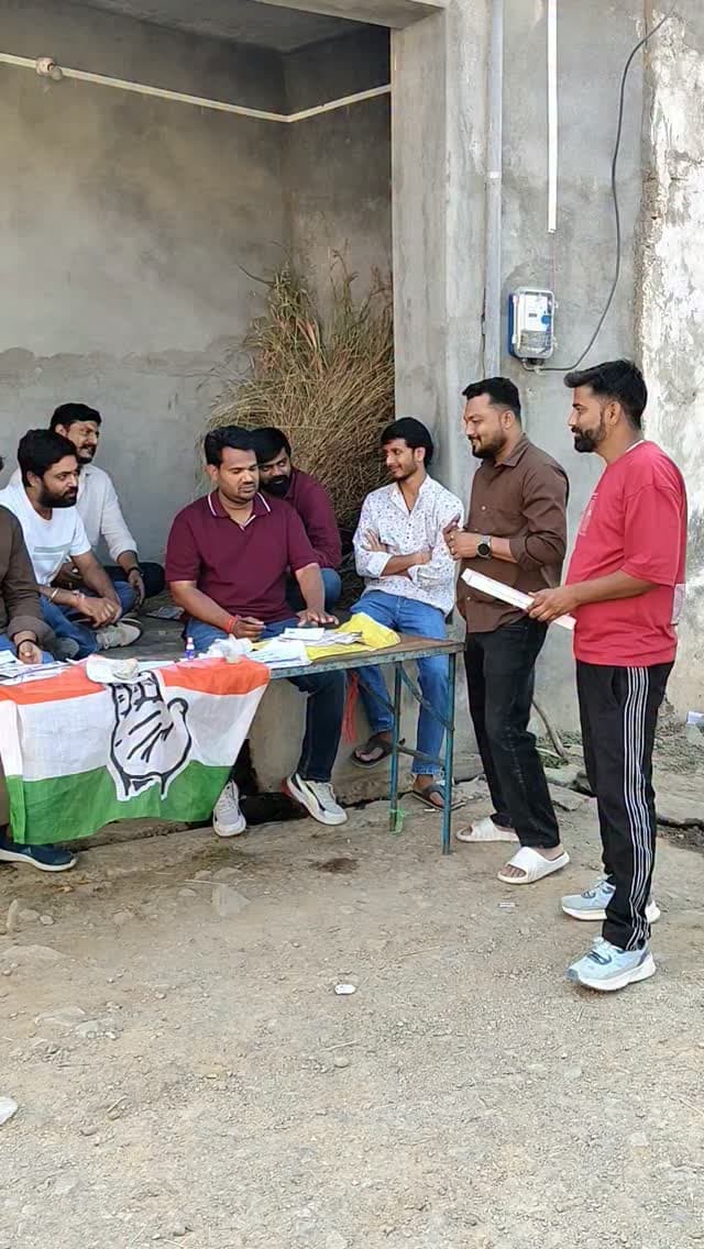 पंचायती राज चुनाव: गोगुंदा में यूथ कांग्रेस और NSUI का ग्राउंड पर 🗳️🔥
गोगुंदा विधानसभा क्षेत्र में पंचायती राज चुनाव को लेकर यूथ कांग्रेस और एनएसयूआई (NSUI) की संयुक्त युवा ब्रिगेड पूरी ताकत के साथ मैदान में डटी हुई है। निगम चुनाव की तर्ज पर पंचायती राज चुनाव में भी कांग्रेस का युवा नेतृत्व और छात्र शक्ति दोनों पूरी तरह से एक्टिव नजर आ रहे हैं।
युवा कांग्रेस के हिमांशु चौधरी, डॉ. मोहित नायक, एनएसयूआई जिलाध्यक्ष देवेंद्र सिंह राठौड़ एवं गोपाल गायरी सहित यूथ कांग्रेस व NSUI कार्यकर्ताओं की टीम सुबह से ही पोलिंग बूथों पर मोर्चा संभाले हुए है। दोनों युवा संगठनों के मजबूत जमीनी समन्वय और मतदाताओं के भारी उत्साह के चलते क्षेत्र में करीब 70% मतदान दर्ज किया जा चुका है। लोकतंत्र के इस महापर्व में यूथ कांग्रेस और NSUI का यह तालमेल चर्चा का विषय बना हुआ है।
#Gogunda #PanchayatiRajElection #YouthCongress #NSUI #YouthPower StudentPower CongressFamily ElectionUpdate GogundaNews VotingDay