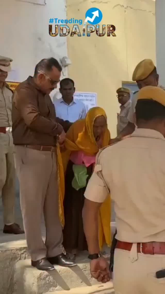 संवेदनशीलता और सहृदयता की प्रेरक मिसाल!
पंचायतीराज चुनाव–2026 के दौरान जिला कलक्टर एवं जिला निर्वाचन अधिकारी अरुण कुमार हसीजा का मानवीय और संवेदनशील रूप देखने को मिला।
राउमावि राज्यवास मतदान केंद्र पर पहुंचीं वृद्ध माता लाली बाई से आत्मीय संवाद कर उनका कुशलक्षेम जाना और स्वयं सहारा देकर सीढ़ियों से सुरक्षित नीचे उतारा।
#rajsamand #nathdwara #trendingudaipur #rajasthan #ias