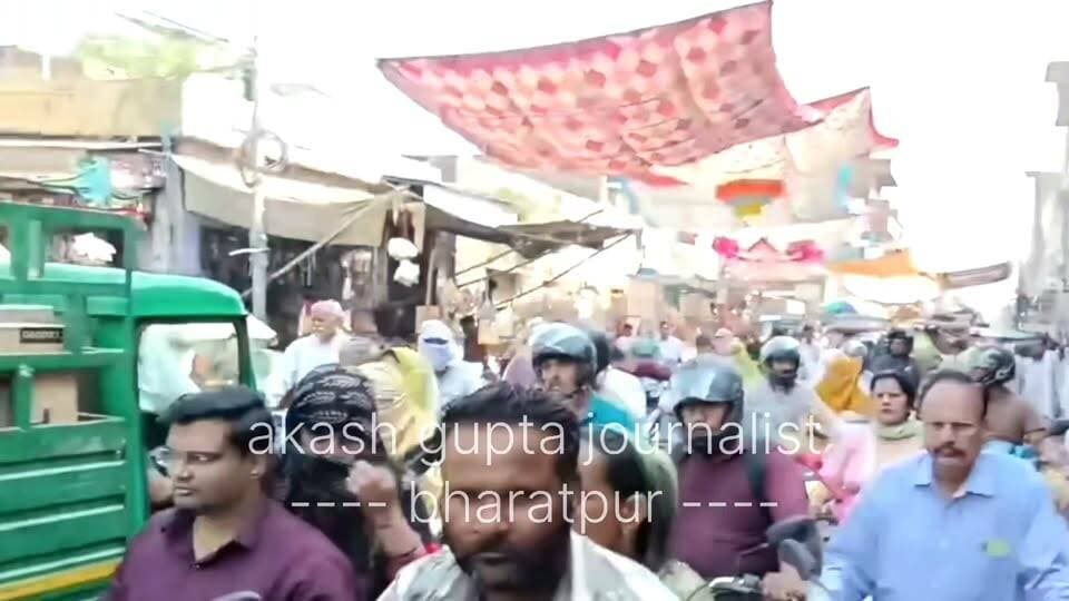 #हाल_ए_भरतपुर_शहर..
भरतपुर। शहर के बिजली घर से चौबुर्जा मार्ग पर लगा भीषण जाम केवल त्योहारी खरीदारी का नतीजा नहीं है, बल्कि शहर की बेपटरी हो चुकी यातायात व्यवस्था और प्रशासनिक अनदेखी का जीवंत प्रमाण है। करवा चौथ जैसे बड़े पर्व पर बाजारों में भीड़ उमड़ना तय था, लेकिन इसके बावजूद यातायात पुलिस और नगर निगम की ओर से अग्रिम प्रबंधन के नाम पर कोई ठोस तैयारी देखने को नहीं मिली। दुकानों के बाहर आड़े-तिरछे खड़े वाहन, बेकाबू ई-रिक्शा और सड़कों पर अस्थायी अतिक्रमण व्यवस्था को लगातार ठेंगा दिखाते रहे। सबसे गंभीर और शर्मनाक पहलू यह रहा कि एक घंटे तक कई एंबुलेंस जाम में तड़पती रहीं और जिंदगी व मौत के बीच जूझते नदबई से गंभीर हालत में रेफर किया गया शिशु, हाथरस से आ रहा गंभीर मरीज और डिलीवरी के लिए जनाना अस्पताल ले जाई जा रही गर्भवती महिला को भी आसानी से रास्ता नहीं मिल सका। लगातार गूंजते सायरन के बावजूद व्यवस्था का मूकदर्शक बने रहना और चंद पुलिसकर्मियों के भरोसे पूरे शहर को छोड़ देना, शहर के प्रशासनिक अमले की कार्यशैली और आपातकालीन सेवाओं के प्रति उसकी असंवेदनशीलता पर सीधा प्रहार करता है।