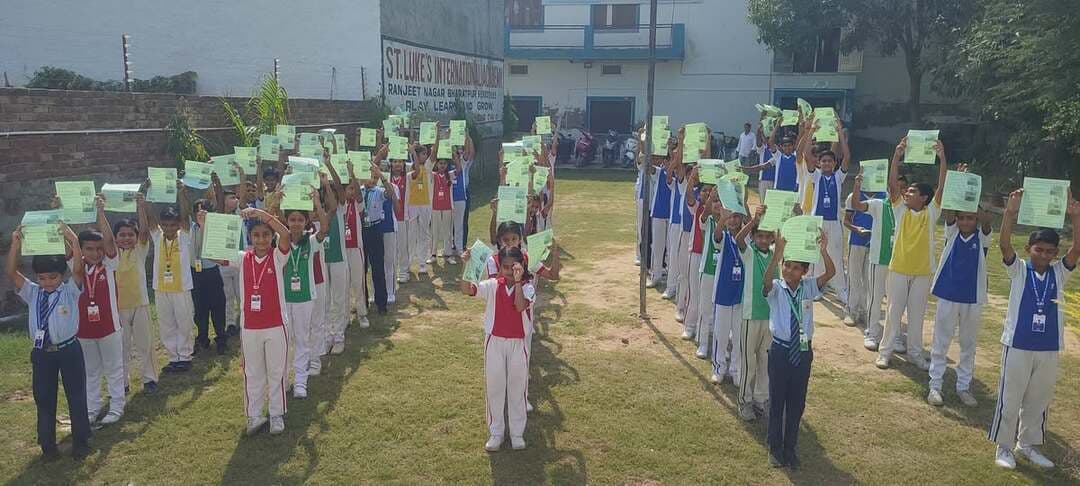 #भरतपुर। शहर में आरयूआईडीपी के चतुर्थ चरण के तहत अधिशाषी अभियंता राजुल कुमार के निर्देशन में जनजागरूकता एवं जनसहभागिता इकाई (कैप) द्वारा सीवर कनेक्शन के लाभ और सही रखरखाव के प्रति जागरूकता बढ़ाने के लिए प्रिन्स नगर आंगनवाड़ी केंद्र और सेंट ल्यूक सेकेंडरी स्कूल में संवाद कार्यक्रमों का आयोजन किया गया। जयपुर से आए मोबलाइजेशन एक्सपर्ट के. के. शर्मा, सीएमई मनोज श्रीवास्तव और सोशल एक्सपर्ट मनीष कटारा ने महिलाओं व विद्यार्थियों को बताया कि सीवर लाइन में कचरा या गोबर न डालें तथा शौचालय को सेप्टिक टैंक से बायपास कर सीधे सीवर लाइन से जोड़ा जा रहा है, वहीं वर्तमान में यह कनेक्शन निशुल्क दिए जा रहे हैं जबकि बाद में कनेक्शन न लेने पर 8000 रुपये शुल्क और जुर्माना लगाया जाएगा। सेंट ल्यूक स्कूल में विद्यार्थियों को दूषित जल-मल के शोधन (एसटीपी) व इसके सिंचाई में उपयोग की जानकारी दी गई, जिसे स्कूल प्रशासन ने बेहद उपयोगी और सराहनीय बताया।