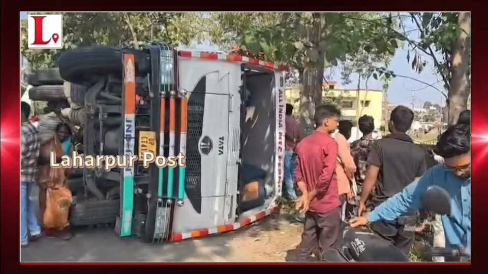 #Sitapur लहरपुर CO कार्यालय के निकट अनियंत्रित हुआ ट्रक, बाउंड्री वॉल क्षतिग्रस्त।