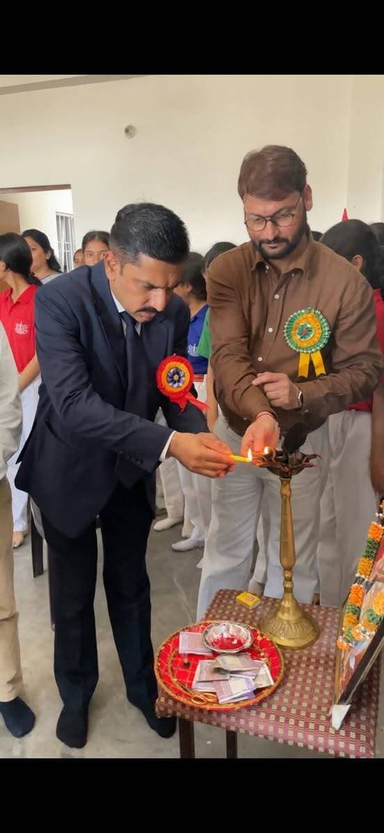 दुग्गल्स विद्यालय में विज्ञान प्रदर्शनी और खेलकूद प्रतियोगिताओं का भव्य समापन, विद्यार्थियों ने दिखाई प्रतिभा
पांवटा साहिब, 26 अक्टूबर। दुग्गल्स करियर पब्लिक वरिष्ठ माध्यमिक विद्यालय, पांवटा साहिब में वार्षिक खेलकूद प्रतियोगिता एवं विज्ञान प्रदर्शनी का भव्य समापन हुआ। इस अवसर पर विद्यार्थियों ने विज्ञान के नवीन प्रयोगों, आकर्षक प्रतिरूपों और विभिन्न खेल प्रतियोगिताओं में उत्कृष्ट प्रदर्शन कर अपनी प्रतिभा का परिचय दिया।
कार्यक्रम में पीएम श्री राजकीय वरिष्ठ माध्यमिक बाल विद्यालय, पांवटा साहिब के प्रधानाचार्य जोगी कल्याल मुख्य अतिथि के रूप में उपस्थित रहे, जबकि नीता राम वरिष्ठ अतिथि के रूप में कार्यक्रम में शामिल हुए।
विज्ञान प्रदर्शनी में विद्यार्थियों ने दिखाई प्रतिभा
विज्ञान प्रदर्शनी में विद्यार्थियों ने पर्यावरण संरक्षण, स्वास्थ्य, तकनीक तथा दैनिक जीवन से संबंधित विषयों पर आधारित उपयोगी प्रतिरूप प्रस्तुत किए। रसायन विज्ञान के प्रत्यक्ष प्रयोग प्रदर्शनी का विशेष आकर्षण रहे।
विद्यार्थियों की वैज्ञानिक सोच, रचनात्मकता और नवीन प्रयोगों के प्रति रुचि देखकर अतिथियों ने उनकी सराहना की तथा उन्हें निरंतर आगे बढ़ने के लिए प्रेरित किया।
खेल प्रतियोगिताओं में भी दिखा उत्साह
विद्यालय में आयोजित कबड्डी, वॉलीबॉल, खो-खो, रस्साकशी सहित विभिन्न खेल प्रतियोगिताओं में विद्यार्थियों ने उत्साहपूर्वक भाग लिया। खिलाड़ियों ने अनुशासन, परिश्रम और सामूहिक भावना का परिचय देते हुए अपनी खेल प्रतिभा का प्रदर्शन किया। प्रतियोगिताओं के माध्यम से विद्यार्थियों को अपनी क्षमता दिखाने और स्वस्थ प्रतिस्पर्धा की भावना विकसित करने का अवसर मिला।
विज्ञान और खेलों के महत्व पर दिया संदेश
विद्यालय के प्रधानाचार्य नरेश कौशल ने विद्यार्थियों को बधाई देते हुए कहा कि विज्ञान विद्यार्थियों में नई सोच और खोज की भावना विकसित करता है, जबकि खेल अनुशासन, आत्मविश्वास और सामूहिक भावना को मजबूत बनाते हैं। उन्होंने सभी प्रतिभागियों को भविष्य में भी उत्कृष्ट प्रदर्शन करने के लिए प्रोत्साहित किया।
समापन समारोह में विभिन्न प्रतियोगिताओं के विजेता विद्यार्थियों को पदक, प्रमाण-पत्र और पुरस्कार देकर सम्मानित किया गया।
विद्यालय प्रबंधन ने मुख्य अतिथियों, शिक्षकों, अभिभावकों, विद्यार्थियों और आयोजन समिति का आभार व्यक्त किया।
कार्यक्रम विद्यार्थियों के लिए ज्ञान, प्रतिभा, उत्साह और खेल भावना से परिपूर्ण यादगार अवसर बना।