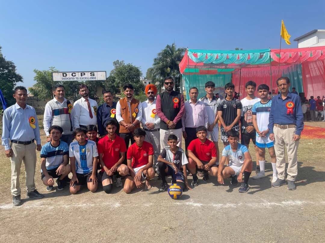 *तारूवाला में खेलों का महाकुंभ शुरू, दुग्गल'स कैरियर स्कूल के मैदान में बिखरा जोश और जुनून*
दुग्गल'स कैरियर पब्लिक सीनियर सेकेंडरी स्कूल तारूवाला में वार्षिक खेलकूद प्रतियोगिता का भव्य और जोश से भरा आगाज हुआ।
*दीप प्रज्वलन और मार्च-पास्ट से हुई शुरुआत -*
कार्यक्रम का शुभारंभ बीजेपी प्रदेश कार्य समिति सदस्य *श्री चरणजीत सिंह चौधरी* ने दीप प्रज्वलित कर और खेल ध्वज फहराकर किया। इस मौके पर जमनीवाला पंचायत प्रधान श्री पवन पटियाल, उप प्रधान श्री धर्मेंद्र सिंह, बदरीपुर पंचायत उप प्रधान श्री हरनेक सिंह, SMC उप प्रधान श्री सुरेंद्र सिंह और SMC सदस्य विशेष रूप से मौजूद रहे।
स्कूल मैनेजमेंट और विद्यार्थियों ने अतिथियों का जोरदार स्वागत किया। सरस्वती वंदना के बाद विद्यार्थियों ने अनुशासित मार्च-पास्ट निकाला, जिसने पूरे परिसर को तालियों से गूंजा दिया। खिलाड़ियों ने खेल भावना और अनुशासन की शपथ ली।
*मैदान पर दिखा दम -*
छात्रों ने 100 मीटर दौड़, लंबी कूद, ऊंची कूद, कबड्डी, खो-खो, रिले रेस समेत कई मुकाबलों में दमखम दिखाया। जूनियर से सीनियर वर्ग तक हर बच्चे में जीत का जज्बा दिखा।
*क्या बोले प्रधानाचार्य -*
प्रधानाचार्य ने कहा कि खेल सिर्फ मेडल नहीं, बल्कि शरीर और मन दोनों को मजबूत बनाते हैं। कोषाध्यक्ष श्री बी.एन. शर्मा ने सभी खिलाड़ियों को मेहनत और ईमानदारी से खेलने की प्रेरणा दी।
पूरा दिन स्कूल परिसर खेल, उत्साह और जोश से सराबोर रहा।