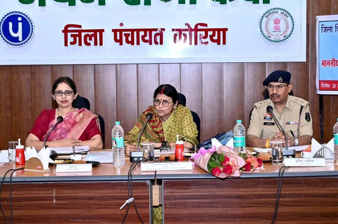 पेयजल आपूर्ति और प्रधानमंत्री सड़कों के निर्माण में गुणवत्ता सुनिश्चित करें। दिशा समिति की बैठक में केंद्रीय योजनाओं की समीक्षा; बालिका सुरक्षा, सड़क दुर्घटनाओं की रोकथाम और हसदेव उद्गम के संरक्षण पर दिए निर्देश।
लोकसभा क्षेत्र कोरबा की सांसद श्रीमती ज्योत्सना चरणदास महंत ने पेयजल आपूर्ति और प्रधानमंत्री सड़क योजना के निर्माण कार्यों में गुणवत्ता सुनिश्चित करने के निर्देश दिए हैं। जिला पंचायत के मंथन कक्ष में उनकी अध्यक्षता में आयोजित जिला विकास समन्वय एवं निगरानी समिति 'दिशा' की बैठक में जिले में संचालित केंद्रीय जनकल्याणकारी योजनाओं की प्रगति की समीक्षा की गई। कलेक्टर श्रीमती रोक्तिमा यादव ने योजनाओं के क्रियान्वयन और जिले की उपलब्धियों का प्रस्तुतीकरण दिया।
सांसद श्रीमती महंत ने कहा कि ग्रामीण क्षेत्रों को मुख्यधारा से जोड़ने में प्रधानमंत्री सड़क योजना की महत्वपूर्ण भूमिका है। उन्होंने विभागीय अधिकारियों को स्वीकृत सड़क निर्माण कार्यों की सतत निगरानी करने और गुणवत्ता का विशेष ध्यान रखने के निर्देश दिए। जल जीवन मिशन की परियोजनाओं की समीक्षा करते हुए उन्होंने इनके सुचारु क्रियान्वयन और ग्रामीण क्षेत्रों में पेयजल आपूर्ति सुनिश्चित करने पर जोर दिया।
#Chhattishgarh #koreaDistrict