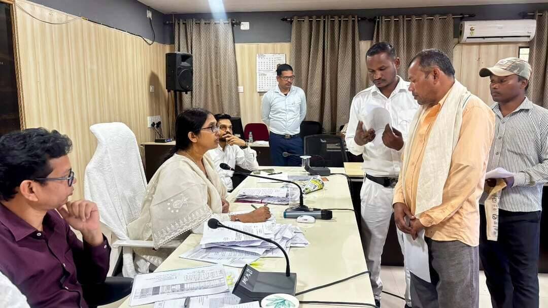 कलेक्ट्रेट सभाकक्ष में गत मंगलवार को आयोजित जनदर्शन में कलेक्टर श्रीमती रोक्तिमा यादव ने जिले के विभिन्न क्षेत्रों से पहुंचे नागरिकों की समस्याएं सुनीं। उन्होंने आवेदकों से संवाद कर उनके प्रकरणों की जानकारी ली और संबंधित अधिकारियों को नियमानुसार परीक्षण कर समय-सीमा में निराकरण सुनिश्चित करने के निर्देश दिए।
जनदर्शन में वनपट्टा संबंधी जांच, मानदेय भुगतान, अभिलेखों में त्रुटि सुधार, भूमि से कब्जा हटवाने, पशु शेड निर्माण के लिए सहायता तथा शासकीय भूमि से अतिक्रमण हटाने सहित विभिन्न विषयों के कुल 50 आवेदन प्राप्त हुए।
कलेक्टर ने अधिकारियों से कहा कि प्रत्येक आवेदन पर संवेदनशीलता के साथ कार्रवाई की जाए और पात्र हितग्राहियों को शासन की योजनाओं एवं सुविधाओं का लाभ समय पर मिले। उन्होंने जनदर्शन को शासन और नागरिकों के बीच सीधे संवाद का माध्यम बताते हुए प्राप्त आवेदनों की नियमित समीक्षा करने के निर्देश दिए।
#CMOChhattisgarh #Chhattishgarh #जनदर्शन #KoreaDistrict