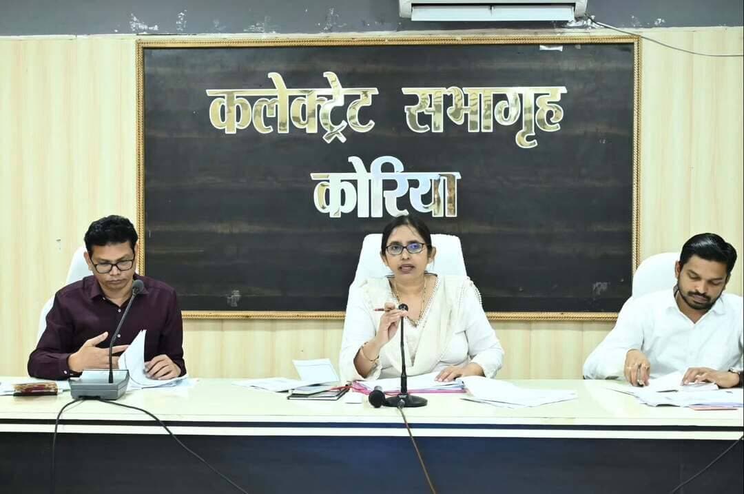समय-सीमा की बैठक में योजनाओं की समीक्षा, अपार आईडी का कार्य लंबित होने पर कलेक्टर ने जताई नाराजगी, सीएम हेल्पलाइन की शिकायतों का समय पर और गुणवत्तापूर्ण निराकरण करें।
कलेक्टर श्रीमती रोक्तिमा यादव ने कलेक्ट्रेट सभाकक्ष में आयोजित समय-सीमा की बैठक में विभिन्न विभागों के कार्यों और योजनाओं की प्रगति की समीक्षा की। उन्होंने सीएम हेल्पलाइन में प्राप्त शिकायतों का समय पर एवं गुणवत्तापूर्ण निराकरण करने के निर्देश दिए। साथ ही सेवा सेतु, जनदर्शन और अन्य माध्यमों से प्राप्त आवेदनों का निर्धारित समय-सीमा में समुचित निराकरण सुनिश्चित करने को कहा।
कलेक्टर ने संबंधित विभागीय अधिकारियों को 'सुघ्घर छत्तीसगढ़' पोर्टल पर जानकारी दर्ज करने के निर्देश दिए। उन्होंने कृषि एवं राजस्व विभाग के अधिकारियों को आपसी समन्वय के साथ किसान सम्मान निधि के पंजीयन कार्य को गंभीरता से पूरा करने को कहा।
#CMOChhattisgarh #koreaDistrict #Chhattishgarh #GoodGovernance