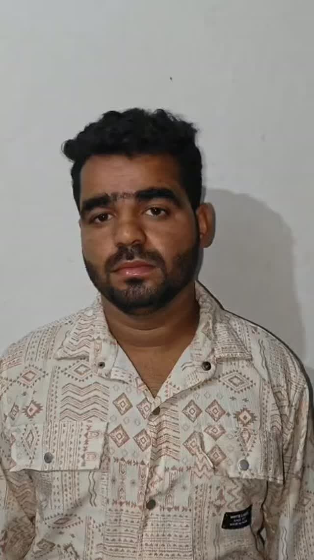 DST चित्तौड़गढ़ की बड़ी कार्यवाही 6 माह से फरार ₹10,000 के इनामी चोरी नकबजनी में वांछित आरोपी गिरफ्तार।
दैनिक वीरधरा राजस्थान।
चित्तौड़गढ़। जिले में अपराधों की रोकथाम एवं वांछित अपराधियों की त्वरित गिरफ्तारी हेतु जिला विशेष टीम द्वारा लगातार कार्रवाई की जा रही है। इसी क्रम में डीएसटी टीम ने चोरी के प्रकरण में 6 माह से फरार चल रहे ₹10,000 के इनामी आरोपी नवीन खटीक पिता राजकुमार खटीक निवासी हमीरगढ़, थाना हमीरगढ़, जिला भीलवाड़ा को गिरफ्तार किया है।