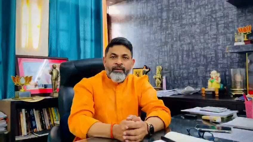 रंग लायी एमएलसी सुभाष यदुवंश की पहलः लालगंज वीरितिया बानपुर मार्ग के चौड़ीकरण के लिए 34.61 करोड़ मंजूर
50 वर्षों से उपेक्षित 11 किलोमीटर लंबी सड़क का होगा कायाकल्प
बस्ती। लालगंज वीरितिया वाया बानपुर मार्ग के चौड़ीकरण एवं सुदृढ़ीकरण के लिए शासन ने 34.61 करोड़ की प्रशासकीय एवं वित्तीय स्वीकृति प्रदान की है। विधान परिषद सदस्य एवं सभापति विनियमन समिति सुभाष यदुवंश के प्रस्ताव और निरंतर प्रयासों के फलस्वरूप 11 किलोमीटर लंबे इस मार्ग के विकास का रास्ता साफ हुआ है। सड़क के निर्माण एवं चौड़ीकरण से क्षेत्र के सैकड़ों गांवों के लोगों को आवागमन में राहत मिलने की उम्मीद है।
आमी नदी के किनारे स्थित यह मार्ग पिछले 50 वर्षों से अधिक समय से उपेक्षा का शिकार था। सड़क की जर्जर स्थिति, संकरा रास्ता, घने नरकट और झाड़ियों के साथ जलजमाव की समस्या के कारण ग्रामीणों को आवागमन में काफी परेशानियों का सामना करना पड़ता था। क्षेत्रवासी लंबे समय से इस मार्ग के चौड़ीकरण एवं सुदृढ़ीकरण की मांग कर रहे थे। अब शासन से स्वीकृति मिलने के बाद लोगों में विकास कार्य को लेकर उम्मीद जगी है।
क्षेत्र की इस पुरानी समस्या के समाधान के लिए एमएलसी सुभाष यदुवंश लगातार प्रयास कर रहे थे। उन्होंने मुख्यमंत्री योगी आदित्यनाथ से व्यक्तिगत रूप से मुलाकात कर मार्ग के चौड़ीकरण एवं सुदृढ़ीकरण का प्रस्ताव रखा था। उनके प्रस्ताव और प्रयासों के बाद शासन ने इस महत्वपूर्ण परियोजना के लिए 3460.61 लाख करोड़ की स्वीकृति प्रदान की है।
इस परियोजना के पूरा होने के बाद प्रतिदिन लगभग 30 हजार लोगों को लाभ मिलने की उम्मीद है। सड़क बेहतर होने से बस्ती और संत कबीर नगर जनपदों के बीच संपर्क मजबूत होगा। ग्रामीणों को बाजार, शिक्षण संस्थानों, स्वास्थ्य सेवाओं और अन्य जरूरी सुविधाओं तक पहुंचने में आसानी होगी। इसके साथ ही किसानों को कृषि उत्पादों के परिवहन तथा व्यापारियों को अपने व्यवसाय से जुड़ी गतिविधियों में सहूलियत मिलेगी। मार्ग के चौड़ीकरण एवं सुदृढ़ीकरण से क्षेत्र में आवागमन अधिक सुगम और सुरक्षित होने की संभावना है। बेहतर सड़क संपर्क से आपातकालीन सेवाओं की पहुंच आसान होगी तथा ग्रामीण अंचलों में आर्थिक और सामाजिक गतिविधियों को भी गति मिलेगी। आमी नदी के तटवर्ती क्षेत्रों में आवागमन और निगरानी व्यवस्था को बेहतर बनाने में भी मदद मिलने की उम्मीद है।
मार्ग की स्वीकृति पर प्रसन्नता व्यक्त करते हुए एमएलसी सुभाष यदुवंश ने कहा कि यह सड़क उनके लिए व्यक्तिगत रूप से भी विशेष महत्व रखती है। इसी मार्ग पर आते-जाते और खेलते-कूदते उनका बचपन बीता है। ऐसे में इस सड़क के चौड़ीकरण एवं सुदृढ़ीकरण के लिए स्वीकृति मिलना उनके लिए प्रसन्नता और आत्मिक संतोष का विषय है। कहा कि क्षेत्र की यह पुरानी समस्या लंबे समय से लोगों के लिए परेशानी का कारण बनी हुई थी। सड़क के विकास से बड़ी संख्या में ग्रामीणों को लाभ मिलेगा और क्षेत्र की कनेक्टिविटी मजबूत होगी।
लालगंज वीरितिया-बानपुर मार्ग के चौड़ीकरण एवं सुदृढ़ीकरण के लिए बजट स्वीकृत होने पर क्षेत्रीय जनता ने खुशी जाहिर की। पंकज सिंह, रमेश चौधरी, संजय यादव, रामदेव यादव और अभिषेक दुबे सहित अन्य लोगों ने इस निर्णय का स्वागत किया। ग्रामीणों ने कहा कि सड़क के बेहतर होने से किसानों को अपनी उपज बाजार तक पहुंचाने में आसानी होगी। व्यापारियों को भी आवागमन और व्यावसायिक गतिविधियों में सुविधा मिलेगी। उन्होंने उम्मीद जताई कि इस परियोजना से ग्रामीण अंचलों का विकास तेज होगा और बस्ती जिले की कनेक्टिविटी को मजबूती मिलेगी।