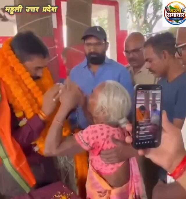 स्थानांतरण पर प्रभावपूर्ण विदाई
शानदार छोटे भाई दुर्गेश पाण्डेय जी, थाना प्रभारी महुली! 👏💐
आपने जनता के बीच और अपने अधीनस्थ कर्मचारियों के बीच जिस तरह अपनी एक अलग पहचान और सम्मान बनाया है, वह निश्चित रूप से सराहनीय है। आपका व्यवहार, कार्यशैली और लोगों के प्रति समर्पण अन्य अधिकारियों के लिए सदैव प्रेरणास्रोत बना रहेगा।
ईश्वर से कामना है कि आप इसी तरह जनसेवा के पथ पर आगे बढ़ते रहें और अपने कार्यों से समाज में विश्वास एवं सम्मान की नई मिसाल कायम करते रहें।
आपको हार्दिक शुभकामनाएं एवं उज्ज्वल भविष्य की मंगलकामनाएं, छोटे भाई! 💐🙏