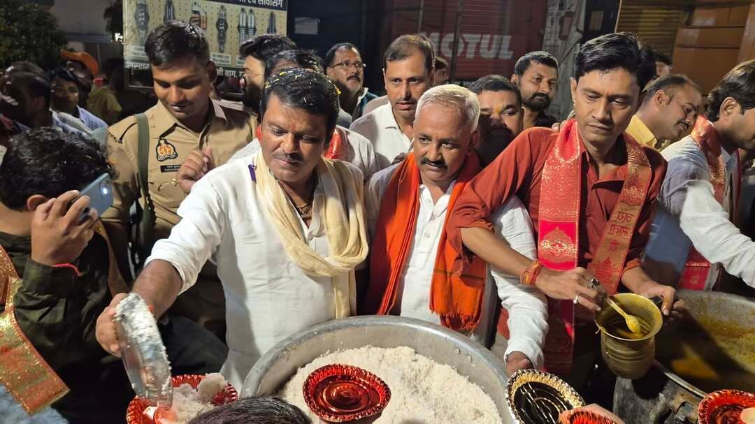 🌸 भव्य पुष्प वर्षा एवं भंडारे में शामिल हुए पूर्व कैबिनेट मंत्री राजकिशोर सिंह 🌸
आशीष शुक्ला जी द्वारा आयोजित भव्य पुष्प वर्षा एवं भंडारे में पूर्व कैबिनेट मंत्री राजकिशोर सिंह ने सहभागिता की। इस अवसर पर उन्होंने श्रद्धालुओं के बीच प्रसाद वितरण कर सेवा और समर्पण का संदेश दिया।
🙏 आस्था, सेवा और समर्पण को समर्पित यह आयोजन श्रद्धालुओं के लिए विशेष आकर्षण का केंद्र रहा।