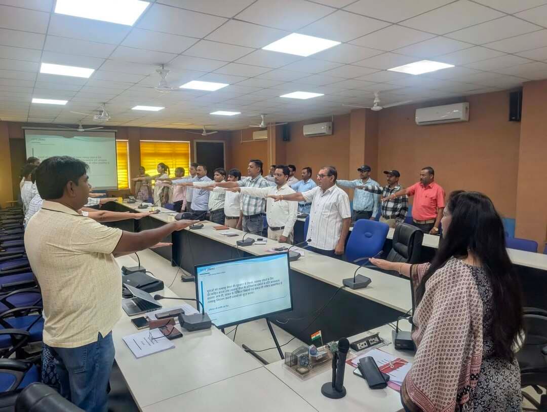 तंबाकू मुक्त युवा अभियान 4.0 का आयोजन 28 अक्टूबर से 26 दिसंबर 2026 तक किया जाएगा । कलेक्टर श्रीमती नीतू माथुर ने उपस्थित समस्त अधिकारियों को निर्देशित किया कि जमीनी स्तर पर भी व्यापक असर दिखना चाहिए , ग्रामीणों को जागरूक कर उन्हें तम्बाकू एवं अन्य नशे के दुष्परिणाम से अवगत कराए । इस दौरान उन्होंने ने उपस्थित समस्त अधिकारियों को तंबाकू मुक्त की शपथ भी दिलाई ।
#तंबाकू_मुक्त_युवा_अभियान
#JansamparkMP
#collector
#alirajpur