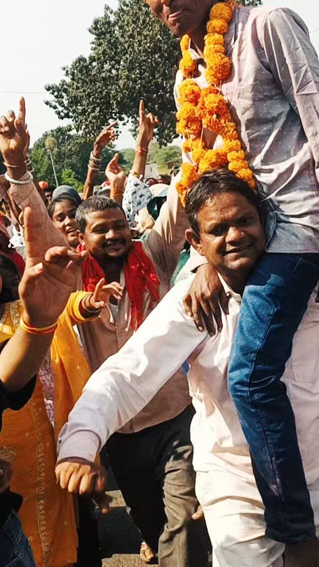 भाई धनराज आहारी पत्नी कना देवी अहारी मेरी बहू और बेटे दोनों को गडा वाटेश्वर ग्राम पंचायत के सरपंच बनने पर बधाई शुभकामनाएं 🌹🌹👑👑
भाई सुरेश जी डामोर को ग्राम पंचायत गडा वाटेश्वर के उपसरपंच बनने पर मेरी तरफ से ढेर सारी हार्दिक शुभकामनाएं और बधाई देता हूं।।