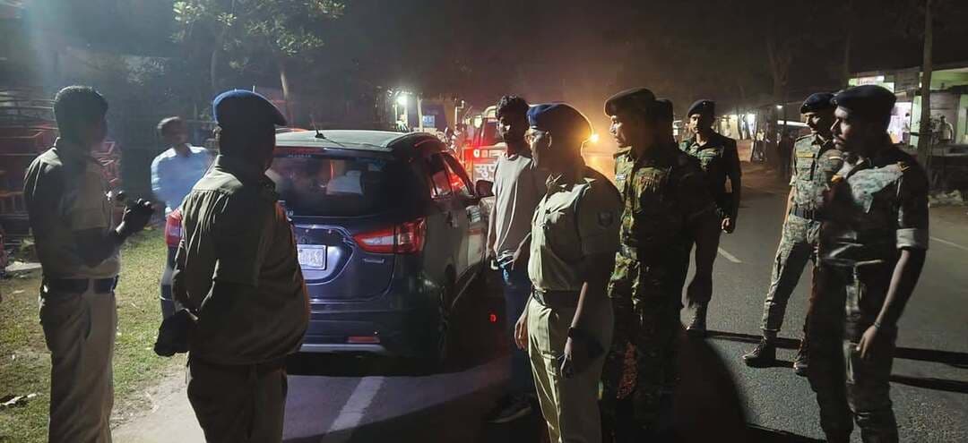 सुपौल में एसपी ने वाहन जांच अभियान का लिया जायजा, यातायात व्यवस्था दुरुस्त रखने के दिए निर्देश.
सुपौल। जिले में विधि-व्यवस्था बनाए रखने और यातायात नियंत्रण को प्रभावी बनाने के उद्देश्य से संचालित वाहन जांच अभियान का पुलिस अधीक्षक, सुपौल ने 27 अक्टूबर 2026 को निरीक्षण किया। इस दौरान उन्होंने वाहन जांच की स्थिति और यातायात व्यवस्था का जायजा लेते हुए संबंधित पुलिस पदाधिकारियों को आवश्यक दिशा-निर्देश दिए।
निरीक्षण के क्रम में पुलिस अधीक्षक ने वाहन जांच अभियान की कार्यप्रणाली की जानकारी ली। उन्होंने पुलिस पदाधिकारियों को निर्देश दिया कि जिले में विधि-व्यवस्था बनाए रखने के साथ-साथ यातायात व्यवस्था को सुचारु और प्रभावी बनाने के लिए आवश्यक कदम उठाए जाएं। वाहन जांच अभियान के दौरान निर्धारित नियमों का पालन सुनिश्चित करने तथा यातायात नियंत्रण पर विशेष ध्यान देने की आवश्यकता पर जोर दिया गया।
जिले में यातायात व्यवस्था को बेहतर बनाए रखने और कानून-व्यवस्था संधारण के उद्देश्य से पुलिस प्रशासन द्वारा समय-समय पर वाहन जांच अभियान चलाया जाता है। ऐसे अभियान के माध्यम से सड़कों पर यातायात को व्यवस्थित रखने और पुलिस की निगरानी को प्रभावी बनाने का प्रयास किया जाता है।
पुलिस अधीक्षक ने निरीक्षण के दौरान संबंधित अधिकारियों को आवश्यक निर्देश देते हुए अभियान को प्रभावी ढंग से संचालित करने पर जोर दिया। पुलिस प्रशासन का उद्देश्य जिले में शांति एवं सुरक्षा का माहौल बनाए रखने के साथ यातायात व्यवस्था को सुचारु रखना है।