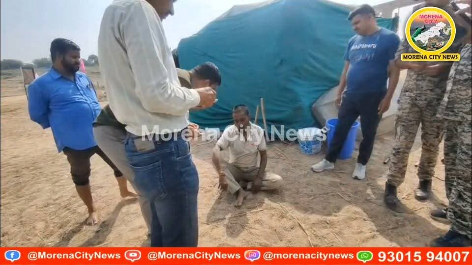 मुरैना में मां से विवाद के बाद युवक ने चंबल नदी में लगाई छ-लांग, सफारी टीम ने बचाई जान
मुरैना। सराय छोला थाना क्षेत्र के पुराने राजघाट पुल से मां से विवाद के बाद धौलपुर निवासी परसोती सिंह ने चंबल नदी में छ-लांग लगा दी। मौके पर मौजूद चंबल सफारी की टीम ने तत्काल मोटर बोट की मदद से युवक को नदी से बाहर निकाला और प्राथमिक उपचार दिया। सूचना मिलने पर सरायछोला थाना पुलिस और धौलपुर पुलिस मौके पर पहुंची। बाद में धौलपुर पुलिस युवक को अपने साथ ले गई। चंबल सफारी टीम की तत्परता से युवक की जान बच गई।
#मुरैना #morena