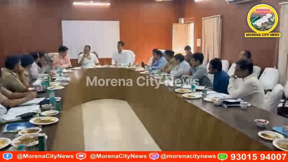 चंबल में रेत माफियाओं पर शिकंजा, ₹1.25 करोड़ का AI सर्विलांस सिस्टम
मुरैना। चंबल नदी में अवैध रेत उत्खनन पर रोक लगाने के लिए मध्य प्रदेश, राजस्थान और उत्तर प्रदेश के अधिकारियों ने मुरैना के देवरी घड़ियाल केंद्र में समीक्षा बैठक की। बैठक में प्रतिबंधित क्षेत्र की निगरानी और संयुक्त कार्रवाई की रणनीति पर चर्चा हुई। वन विभाग के अनुसार, संवेदनशील क्षेत्रों में 18 पॉइंट पर 36 CCTV कैमरे लगाए गए हैं। वहीं, रिठौरा में करीब ₹1.25 करोड़ की लागत से AI सर्विलांस सिस्टम स्थापित किया गया है, जो लगभग पांच किलोमीटर क्षेत्र की निगरानी करने में सक्षम बताया गया है। सिस्टम से संदिग्ध गतिविधियों पर अलर्ट मिलने और कार्रवाई में तेजी आने की उम्मीद है। अब देखना होगा कि इस तकनीक से अवैध रेत उत्खनन पर कितनी प्रभावी रोक लगती है।
#morena #मुरैना #चंबल