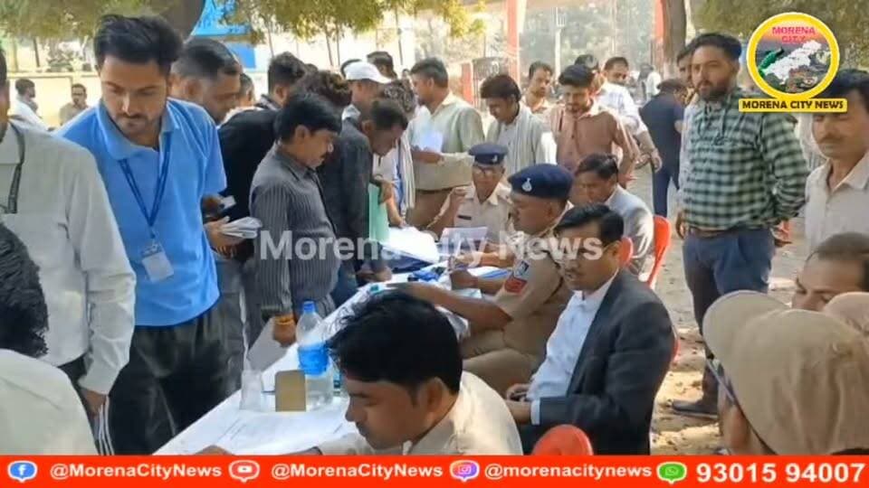 मुरैना में स्कूली वाहनों की मजिस्ट्रेट चेकिंग, 40 से अधिक वाहन जांचे, 50 हजार से ज्यादा जुर्माना वसूला
मुरैना। मंगलवार सुबह वैरियर चौराहे पर सीजेएम एके सिंह के नेतृत्व में मजिस्ट्रेट चेकिंग की गई। इस दौरान 40 से अधिक स्कूली बसों और अन्य वाहनों की जांच हुई। फिटनेस, निर्धारित रंग और सवारी क्षमता सहित विभिन्न कमियां मिलने पर 50 हजार रुपये से अधिक का जुर्माना वसूला गया। कार्रवाई के दौरान सीएसपी कविंद्र सिंह चौहान, ट्रैफिक थाना प्रभारी संतोष भदौरिया और सिविल लाइन थाना प्रभारी उदयभान सिंह यादव मौजूद रहे।
#मुरैना #morena #पुलिस