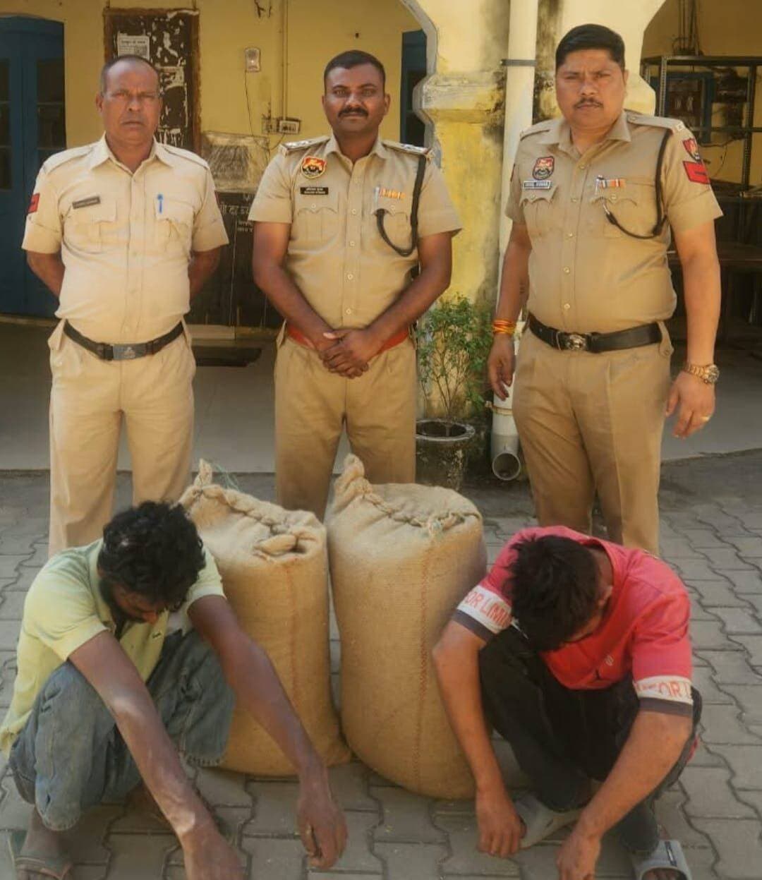 थाना व्यासपुर पुलिस की टीम ने मंडी से धान चोरी करने के आरोप में दो आरोपियों को किया गिरफ्तार।
