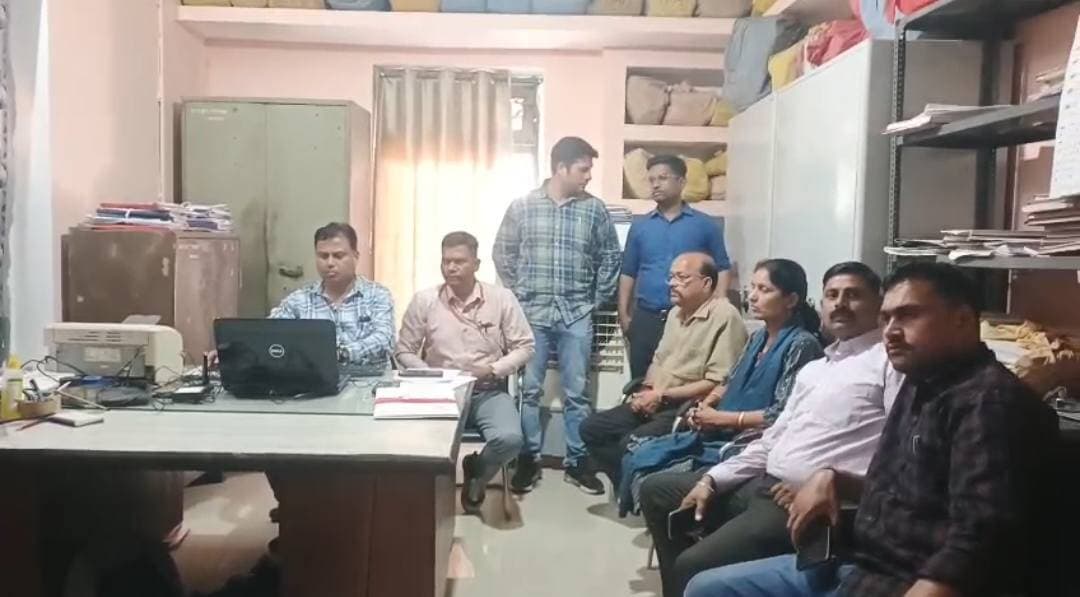कल कलेक्ट्रेट में गूंजा था संदेश—लापरवाही नहीं चलेगी, आज जल संसाधन विभाग में 45 हजार की रिश्वत का खेल पकड़ा गया!
कल ही नवागत कलेक्टर हर्ष सिंह अधिकारियों को समझा रहे थे कि जनता के काम समय पर हों, फाइलें न अटकें और जिम्मेदारी से मुकरने वालों पर कार्रवाई हो। लेकिन लगता है कि कुछ सरकारी फाइलों की रफ्तार बढ़ाने के लिए नियम-कायदों से ज्यादा नोटों की ताकत जरूरी समझी जा रही थी!
मझगांय बांध की नहर का बिल पास करने के एवज में मांगी गई रिश्वत!
सागर लोकायुक्त पुलिस की कार्रवाई में जल संसाधन विभाग के डिविजनल एकाउंटेंट दीपक परिहार को 15 हजार और लिपिक अरविंद पाठक को 30 हजार रुपये की कथित रिश्वत लेते हुए गिरफ्तार किया गया। कुल रकम—45 हजार रुपये!
ठेकेदार के तीन भुगतान हो चुके थे, लेकिन चौथे और अंतिम बिल के लिए कथित तौर पर रिश्वत की मांग की जा रही थी। ठेकेदार की शिकायत पर लोकायुक्त ने कार्रवाई की।
अब जरा व्यवस्था का यह गणित देखिए!
काम ठेकेदार करे, पैसा सरकार दे, लेकिन बिल पास कराने के लिए जेब ठेकेदार की कटे!
जनता और ठेकेदार सरकारी दफ्तरों के चक्कर लगाएं, मगर कुछ लोगों के लिए बिना चढ़ावे के फाइल आगे बढ़ाना मुश्किल हो जाए!
एक तरफ कलेक्टर की चेतावनी—काम समय पर करो, दूसरी तरफ रिश्वत के आरोप में गिरफ्तारी!
अब सवाल यह है कि क्या सरकारी दफ्तरों में फाइलें नियमों से चलेंगी या नोटों के इशारे पर?
व्यंग्य अपनी जगह, लेकिन मामला गंभीर है। सरकारी व्यवस्था जनता की सेवा के लिए है, किसी की जेब भरने के लिए नहीं। लोकायुक्त की कार्रवाई के बाद अब जांच और कानूनी प्रक्रिया से ही आगे की स्थिति स्पष्ट होगी।
आखिर सरकारी काम कराने के लिए रिश्वत क्यों? क्या बिना चढ़ावे के फाइल आगे नहीं बढ़ सकती?
अपनी राय कमेंट में जरूर लिखें।
#लोकायुक्त #पन्ना #जलसंसाधनविभाग #भ्रष्टाचार #मध्यप्रदेश #जनताकीआवाज #PannaNews