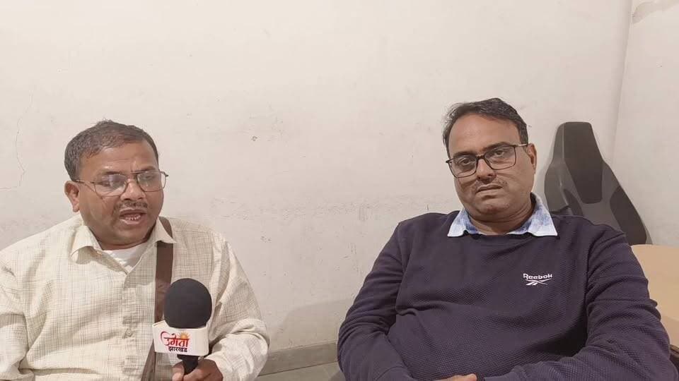 🔴 वोट बचाओ, देश बचाओ अभियान को लेकर कांग्रेस की बड़ी तैयारी! 🇮🇳
दिल्ली में आयोजित होने वाले कार्यक्रम को लेकर कांग्रेस की रणनीति और तैयारियां क्या हैं? जानिए कांग्रेस के प्रदेश संयोजक विनोद कुशवाहा से, इस खास बातचीत में।
📢 अभियान से जुड़ी हर अहम जानकारी के लिए जुड़े रहिए Ugta Jharkhand के Facebook Live के साथ।
📍 देखिए, सुनिए और अपनी राय जरूर साझा कीजिए!
#VoteBachaoDeshBachao #Congress #VinodKushwaha #कांग्रेस #वोट_बचाओ_देश_बचाओ #Delhi #JharkhandCongress #PoliticalNews #HazaribaghNews #UgtaJharkhand #FacebookLive #BreakingNews