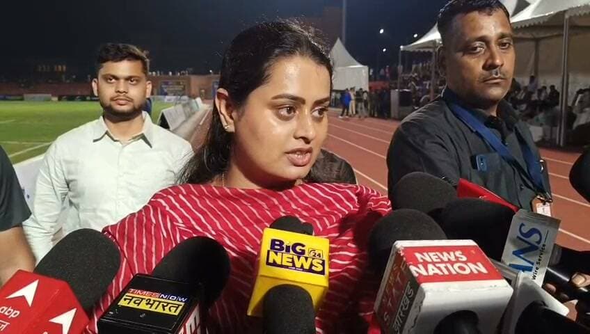 भारत और न्यूजीलैंड के बीच दोस्ती और द्विपक्षीय संबंधों—विशेषकर **खेल संबंधों के 100 वर्ष (शताब्दी वर्ष)**—पूरे हर्षोल्लास के साथ मनाए जा रहे हैं। दोनों देशों के बीच इस ऐतिहासिक पड़ाव और खेल कूटनीति पर शीर्ष नेतृत्व और मंत्रियों के क्या विचार रहे हैं, उसका विवरण नीचे प्रस्तुत है:
### **प्रधानमंत्री नरेंद्र मोदी और शीर्ष नेतृत्व के उद्गार**
भारत और न्यूजीलैंड के बीच खेल संबंधों के 100 साल पूरे होने पर प्रधानमंत्री नरेंद्र मोदी ने खुशी जाहिर करते हुए कहा था कि **"We are on the same team" (हम एक ही टीम में हैं)**। यह बयान दोनों देशों के बीच गहरी होती खेल भावना, आपसी साझेदारी और मजबूत सांस्कृतिक एवं कूटनीतिक रिश्तों का प्रतीक है।
### **केंद्रीय खेल मंत्री (मनसुख मांडविया) की उच्च स्तरीय बैठक और दृष्टिकोण**
भारत के खेल मंत्री मनसुख मांडविया ने न्यूजीलैंड के साथ द्विपक्षीय सहयोग को बढ़ावा देने के लिए उच्च स्तरीय बैठकें की हैं। इस दौरान मंत्रियों और अधिकारियों ने निम्नलिखित प्रमुख बिंदुओं पर जोर दिया:
* **ऐतिहासिक शुरुआत:** भारत और न्यूजीलैंड के बीच खेल संबंधों की आधिकारिक नींव **1926** में भारतीय सेना की हॉकी टीम के न्यूजीलैंड दौरे के साथ पड़ी थी। इसी ऐतिहासिक विरासत को यह शताब्दी वर्ष सलाम करता है।
* **शताब्दी खेल सहयोग कार्यक्रम:** दोनों देशों के बीच खेल विकास, हाई-परफॉर्मेंस ट्रेनिंग और स्पोर्ट्स इनोवेशन को बढ़ावा देने के लिए संयुक्त पहलों की शुरुआत की गई है।
* **कोच डेवलपमेंट और स्पोर्ट्स साइंस:** खिलाड़ियों के प्रदर्शन को सुधारने के लिए डेटा एनालिटिक्स, स्पोर्ट्स साइंस और जॉइंट ट्रेनिंग कैंप पर सहमति बनी है। साथ ही, न्यूजीलैंड के 'कोच डेवलपमेंट फ्रेमवर्क' को भारत के प्रमुख संस्थानों (जैसे नेताजी सुभाष राष्ट्रीय खेल संस्थान, पटियाला) के पाठ्यक्रम में शामिल करने पर चर्चा हुई।
### **सांस्कृतिक और खेल आयोजन**
इस शताब्दी वर्ष के जश्न के तहत हाल ही में भारत (बिहार के राजगीर अंतर्राष्ट्रीय खेल परिसर) में भारत और न्यूजीलैंड माओरी के बीच अंडर-20 रग्बी सेवेंस सीरीज जैसे रोमांचक मुकाबले आयोजित किए गए हैं, जहां न्यूजीलैंड की टीम ने अपने पारंपरिक **'हाका' (Haka)** नृत्य के साथ दोनों देशों की गहरी सांस्कृतिक व खेल मित्रता का प्रदर्शन किया।
संक्षेप में, मंत्रियों और दोनों देशों के शीर्ष नेतृत्व का यही कहना है कि पिछले 100 वर्षों की यह खेल यात्रा केवल मैदान पर प्रतिस्पर्धा तक सीमित नहीं है, बल्कि यह दोनों राष्ट्रों के बीच आपसी सम्मान, अटूट दोस्ती और सांस्कृतिक आदान-प्रदान का एक मजबूत सेतु है।