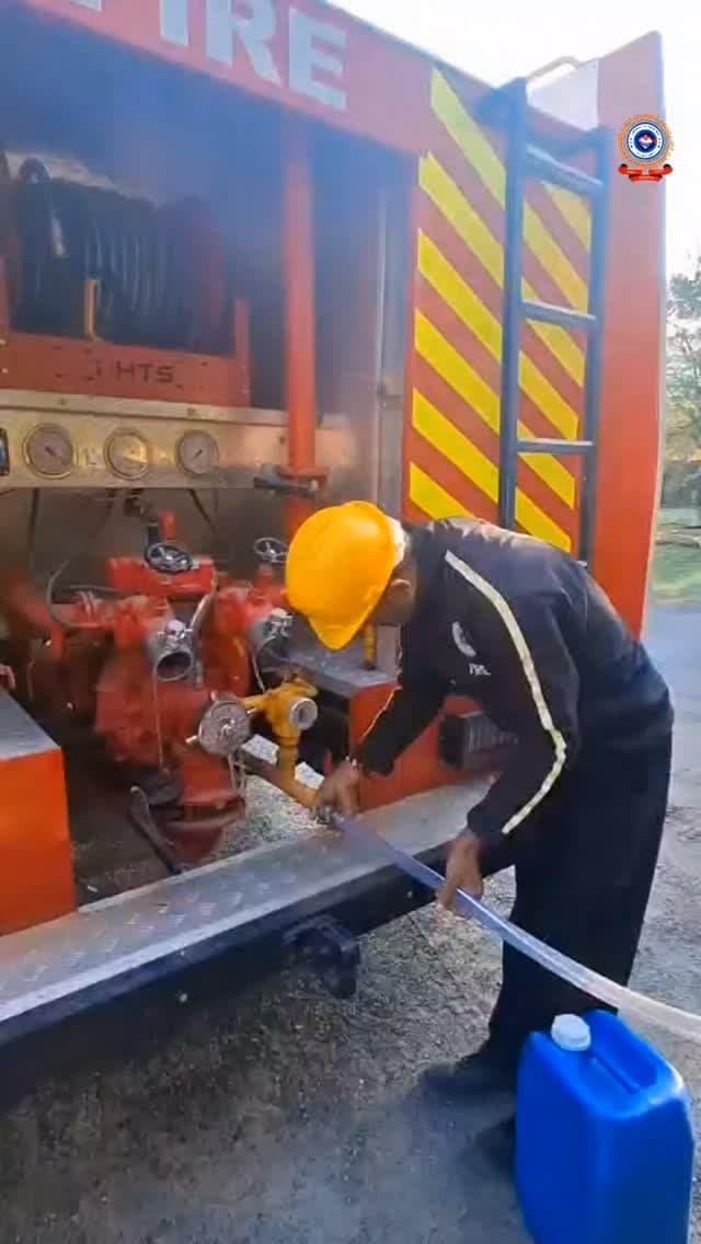 🚒 त्योहारी सीजन के मद्देनजर अग्निशमन विभाग अलर्ट! 🚒
आगामी त्योहारी सीजन के दृष्टिगत फायर स्टेशन सेलाकुई में कर्मचारियों के साथ मिलकर फोम टेंडर (Foam Tender) का परीक्षण किया गया।
इस दौरान आपातकालीन परिस्थितियों में फोम टेंडर के सही एवं प्रभावी उपयोग की कार्यविधि पर विस्तार से चर्चा की गई और कर्मचारियों को आवश्यक दिशा-निर्देश दिए गए, ताकि किसी भी अप्रिय घटना से त्वरित और मुस्तैदी से निपटा जा सके।
#FireSafety #SelaquiFireStation #FestiveSeason #FireService #SafetyFirst