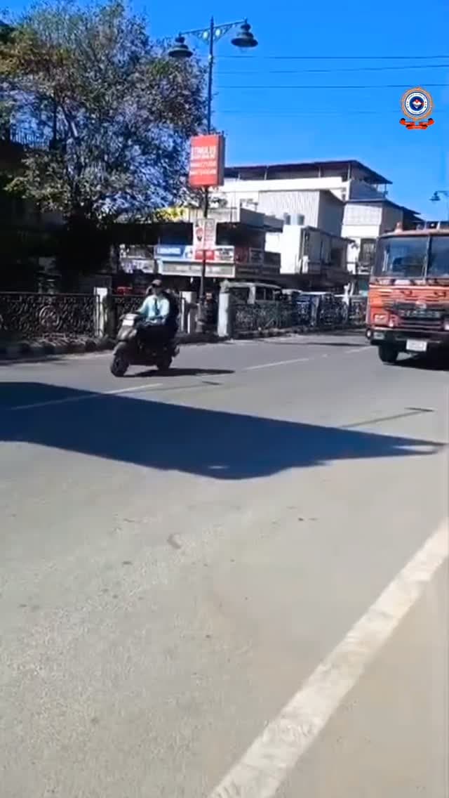 🚨 दीपावली एवं आगामी त्योहारों पर अग्निशमन एवं आपात सेवा, उत्तराखंड की विशेष पहल 🚨
दीपावली और आगामी महत्वपूर्ण त्योहारों के दौरान आपकी सुरक्षा हमारी सर्वोच्च प्राथमिकता है! 🪔✨
आपातकालीन स्थिति में त्वरित सहायता सुनिश्चित करने के लिए अग्निशमन एवं आपात सेवा उत्तराखंड द्वारा विशेष अभियान चलाया जा रहा है।
🚒 मार्ग परीक्षण व मॉक-ड्रिल:
त्योहारों के दौरान अत्यधिक भीड़-भाड़ वाले क्षेत्रों, बाजारों और संवेदनशील स्थानों पर अग्निशमन वाहनों का रूट-चेकिंग और मॉक-ड्रिल किया जा रहा है। इसका मुख्य उद्देश्य यह सुनिश्चित करना है कि किसी भी आपात स्थिति में फायर ब्रिगेड की गाड़ियां बिना किसी बाधा या देरी के घटनास्थल तक तुरंत पहुँच सकें।
🛑 अतिक्रमण हटाने का आह्वान:
अग्निशमन विभाग द्वारा स्थानीय व्यापारियों, दुकानदारों और वाहन स्वामियों से विशेष अपील की जा रही है:
सड़कों पर अतिक्रमण न करें: दुकानों के बाहर सामान फैलाकर मार्ग को संकरा न बनाएं।
न�