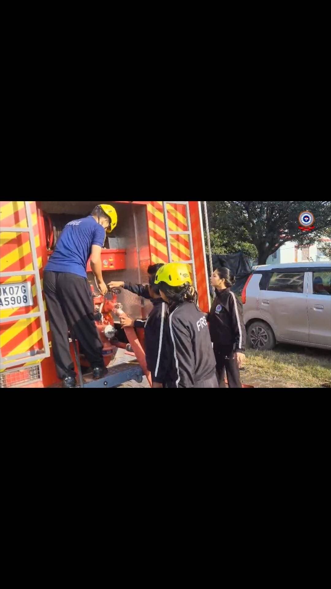 🚒 उत्तराखंड फायर सर्विस | कोटद्वार, पौड़ी गढ़वाल 🔥
आगामी दशहरा एवं दीपावली त्योहारों के दृष्टिगत फायर स्टेशन कोटद्वार में अग्निशमन वाहनों एवं उनमें उपलब्ध उपकरणों का परीक्षण किया गया। साथ ही, फायर सर्विस कर्मियों एवं चालकों को आपातकालीन परिस्थितियों में उपकरणों के उचित प्रयोग एवं संचालन संबंधी आवश्यक जानकारी दी गई, ताकि किसी भी आपात स्थिति में त्वरित एवं प्रभावी कार्रवाई सुनिश्चित की जा सके।
#firefighters
#uttarakhandfireservice
#fire
#uttarakhand