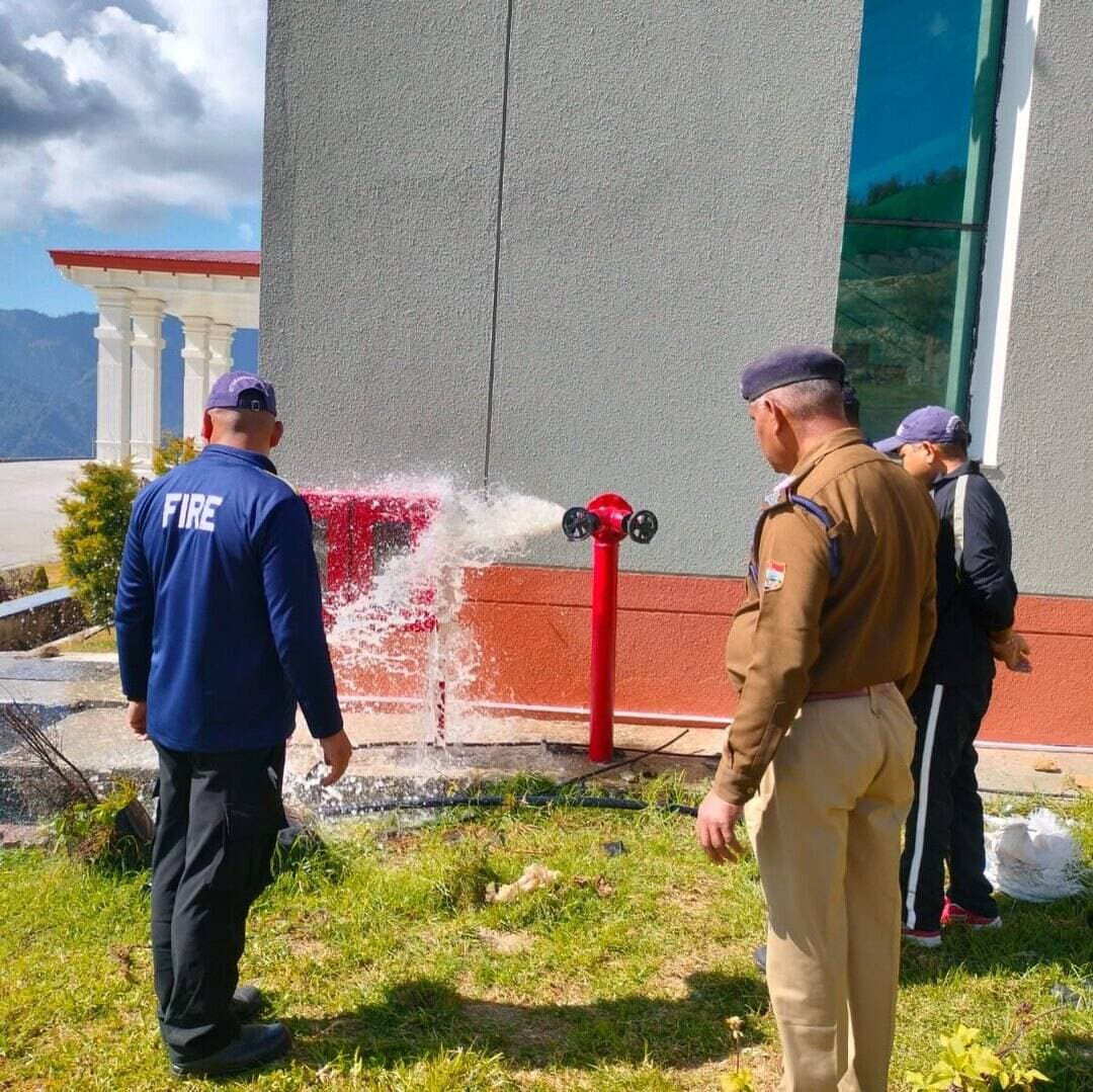 🚒 उत्तराखंड फायर सर्विस द्वारा विधानसभा सत्र के दृष्टिगत गैरसैंण स्थित विधानसभा भवन एवं आवासीय भवनों में मॉक ड्रिल आयोजित की गई।
मॉक ड्रिल के दौरान अग्निशमन एवं आपातकालीन सुरक्षा व्यवस्थाओं का बारीकी से निरीक्षण किया गया। इस दौरान अग्निशमन उपकरणों, पंप सेट, फायर हाइड्रेंट, अग्निशामक यंत्रों, आपातकालीन निकास मार्गों एवं निर्धारित ड्यूटी पॉइंट्स की जांच की गई। साथ ही, आपातकालीन परिस्थितियों में त्वरित एवं प्रभावी कार्रवाई सुनिश्चित करने के उद्देश्य से सुरक्षा व्यवस्थाओं का जायजा लिया गया।
उत्तराखंड फायर सर्विस — सुरक्षा, सतर्कता एवं आपातकालीन तैयारी के लिए सदैव तत्पर। 🧯🚒
#uttarakhandfireservice
#firefighter
#fire
#uttarakhand