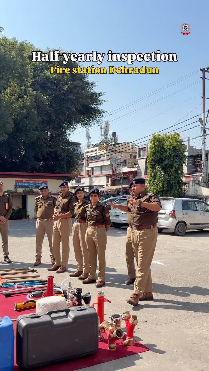 🚒 फायर स्टेशन देहरादून का अर्धवार्षिक निरीक्षण
मुख्य अग्निशमन अधिकारी, देहरादून महोदय द्वारा फायर स्टेशन देहरादून का अर्धवार्षिक निरीक्षण किया गया। इस दौरान स्टेशन की कार्यप्रणाली, अग्निशमन वाहनों एवं उपकरणों की क्रियाशीलता, उपलब्ध संसाधनों तथा आपातकालीन तैयारियों का जायजा लिया गया।
निरीक्षण के दौरान कर्मचारियों द्वारा ब्रीदिंग ऑपरेटर सेट एवं प्रॉक्सिमिटी सूट पहनने का व्यावहारिक अभ्यास किया गया। साथ ही, अभिलेखों एवं स्टेशन की व्यवस्थाओं की समीक्षा कर सभी अधिकारियों एवं कर्मचारियों को अग्निशमन उपकरणों का नियमित परीक्षण करने, संसाधनों को सदैव क्रियाशील रखने तथा आपातकालीन परिस्थितियों में त्वरित एवं प्रभावी कार्रवाई सुनिश्चित करने के निर्देश दिए गए।
सतर्कता, तत्परता और बेहतर तैयारी के साथ जन-धन की सुरक्षा के लिए सदैव प्रतिबद्ध। 🚒🔥
#uttarakhandfireservice
#firefighters
#inspection
#awareness
#uttarakhand