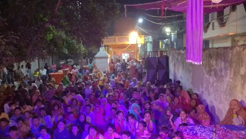 #अलीगढ़। भमोला गांव में जातिवाद से ऊपर उठकर हिंदू एकता का संदेश देने के लिए बीजेपी के ब्रज क्षेत्र के सह मीडिया प्रभारी डॉ. निशित शर्मा ने स्थानीय लोगों को एकजुटता का संकल्प दिलाया। उन्होंने लोगों से जातिगत भेदभाव से दूर रहकर एकता और आपसी भाईचारे को मजबूत करने की अपील की। इस पहल के तहत डॉ. निशित शर्मा अब गांव-गांव और मोहल्ले-मोहल्ले जाकर लोगों को एकजुटता के प्रति जागरूक करेंगे। उनका उद्देश्य समाज में जातिगत दूरियां कम कर लोगों को एक मंच पर लाना है।
#Aligarh #HinduEkta #Bhamola #NishitSharma #SamajikEkta #CasteFreeSociety #AligarhNews