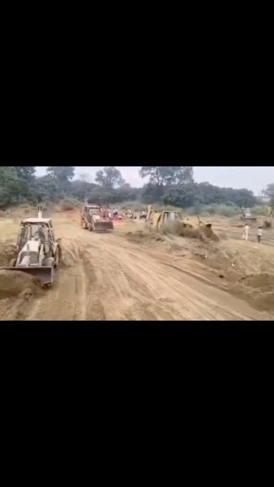 डोमचांच के चैनपुर के ग्रामीणों ने श्रमदान से 4 एकड़ के दयाल तालाब को दिया नया जीवन
डोमचांच प्रखंड अंतर्गत चैनपुर में ग्रामीणों ने एकजुट होकर करीब चार एकड़ में फैले दयाल तालाब के जीर्णोद्धार की पहल शुरू की है। वर्षों से उपेक्षित तालाब कचरे, क्रशर के डस्ट और झाड़ियों से भर गया था, जिससे जल संकट के साथ छठ महापर्व के दौरान भी परेशानी होती थी। बुधवार को 7 बजे ग्रामीणों ने श्रमदान और निजी खर्च से तालाब की साफ-सफाई शुरू कराई। इस कार्य में 25 जेसीबी और हाइवा मशीनें लगाई गई हैं। अभियान में बुजुर्गों, युवाओं और महिलाओं ने बढ़-चढ़कर हिस्सा लिया। ग्रामीणों की इस पहल से तालाब को नया स्वरूप मिलने की उम्मीद है। हालांकि, ग्रामीणों ने तालाब का गहरीकरण कराने और पक्के घाट का निर्माण कराने की मांग उपायुक्त से की है, ताकि जल संरक्षण के साथ छठ महापर्व के दौरान श्रद्धालुओं को बेहतर सुविधा मिल सके।
