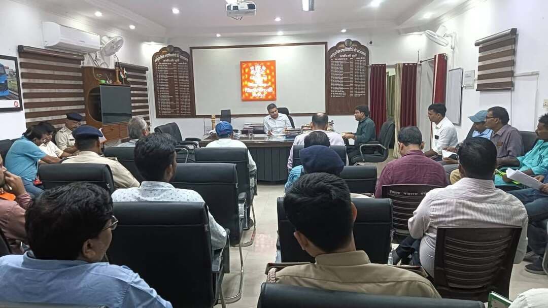 प्रेस विज्ञप्ति
खरीफ विपणन मौसम 2026-27 अंतर्गत धान अधिप्राप्ति की तैयारी एवं किसानों से न्यूनतम समर्थन मूल्य पर धान क्रय करने के संबंध में।
मधेपुरा दिनांक 28.10.2026
खरीफ विपणन मौसम 2026-27 अंतर्गत मधेपुरा जिला में किसानों से न्यूनतम समर्थन मूल्य पर पैक्स / व्यापारमंडलों के द्वारा धान क्रय करने से संबंधित जिला टास्कफोर्स की बैठक आज दिनांक 28.10. 2026 को गई। जिला टास्कफोर्स की बैठक में जिला पदाधिकारी, मधेपुरा के द्वारा आवश्यक तैयारी कर इच्छुक किसानो से पारदर्शी एवं प्रभावी तरीके से न्यूनतम समर्थन मूल्य पर धान क्रय करने का निदेश दिया गया।
सहकारिता विभाग के द्वारा धान अधिप्राप्ति की अवधि 01 नवम्बर 2026 से 31 मार्च 2027 तक निर्धारित की गई है।
न्यूनतम समर्थन मूल्य - साधारण धान 2,441.00 रू0 प्रति क्विंटल एवं ग्रेड-A धान की कीमत-2,461.00 निर्धारित की गई है।
मधेपुरा जिलान्तर्गत पैक्स एवं व्यापारमंडलों के द्वारा न्यूनतम समर्थन मूल्य पर निबंधित किसानों से धान की अधिप्राप्ति की जाएगी।
जिला कृषि पदाधिकारी के द्वारा उपलब्ध कराये गये उत्पादन प्रतिवेदन के आधार पर पंचायत वार लक्ष्य का निर्धारण किया गया है।
किसानों के लिए आवश्यक निर्देश- मधेपुरा जिलान्तर्गत इच्छुक किसान ई-सहकारी पोर्टल https://esahkari.bihar.gov.in पर ऑनलाईन निबंधन कर पैक्स / व्यापारमंडल के माध्यम से धान बिक्री कर सकते है।
अधिकारियों को निर्देश- जिला सहकारिता पदाधिकारी, मधेपुरा एवं सभी प्रखंड सहकारिता प्रसार पदाधिकारी धान अधिप्राप्ति की नियमित समीक्षा करेंगे एवं क्रय केन्द्र पर आवश्यक व्यवस्था सुनिश्चित करायेंगे।
Information & Public Relations Department, Government of Bihar
Co-operative Department, Govt. of Bihar