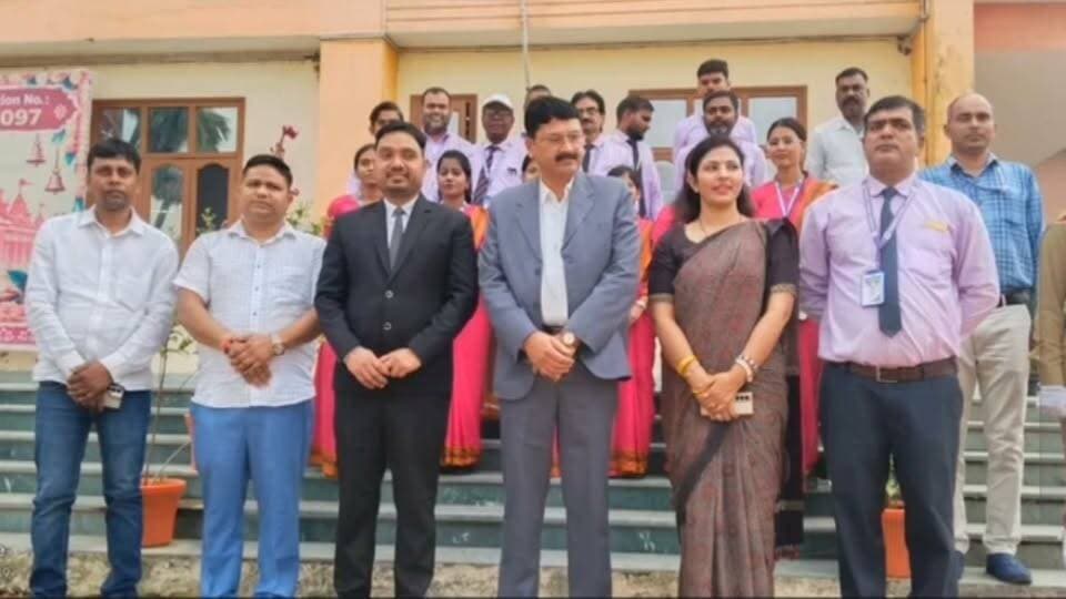 बच्चों की सुरक्षा और अधिकारों को लेकर #अरवल में बड़ा कदम!
जिला विधिक सेवा प्राधिकार के तत्वावधान में मन्नत पब्लिक स्कूल में 'सुरक्षित बचपन अभियान' के तहत एक विशेष विधिक जागरूकता कार्यक्रम का आयोजन किया गया। मुख्य न्यायिक दंडाधिकारी (CJM) मनीष कुमार पाण्डेय के निर्देशानुसार आयोजित इस कार्यक्रम में सैकड़ों छात्र-छात्राओं ने भाग लिया।
कार्यक्रम की मुख्य बातें:
• 🚫 पॉक्सो (POCSO) एक्ट और बाल विवाह निषेध कानून की दी गई विस्तृत जानकारी।
• 🌐 साइबर अपराध और सोशल मीडिया के खतरों से बचने के तरीके बताए गए।
• 🤝 सुरक्षित और असुरक्षित स्पर्श (Good Touch & Bad Touch) के अंतर को समझाया गया।
• 🗣️ बच्चों को किसी भी शोषण के खिलाफ निर्भीक होकर आवाज उठाने के लिए प्रेरित किया गया।
📞 ये हेल्पलाइन नंबर हर बच्चे और अभिभावक को याद होने चाहिए:
• ⚖️ निःशुल्क विधिक सहायता: 15100
• 👶 चाइल्ड हेल्पलाइन: 1098
• 💻 साइबर अपराध हेल्पलाइन: 1930
बच्चों को सुरक्षित और भयमुक्त माहौल देना हम सबकी सामूहिक जिम्मेदारी है। आइए, इस मुहिम को आगे बढ़ाएं! Public ki Awaz Arvind Yadav Public Ki Awaz - News
#ArwalNews #SafeChildhood #ChildRights #POCSOAct #CyberAwareness #LegalAwareness #Arwal #BiharNews #DLSAArwal