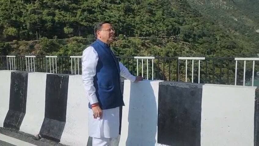 सीएम धामी ने रुद्रप्रयाग में पुल-सुरंग परियोजना एवं संगम लाइब्रेरी का किया अवलोकन,156 करोड़ रुपये की लागत से निर्मित पुल-सुरंग मार्ग पर ट्रायल के आधार पर आवागमन शुरू
केदारनाथ और बदरीनाथ राष्ट्रीय राजमार्गों को जोड़ने से सुगम होगी चारधाम यात्रा