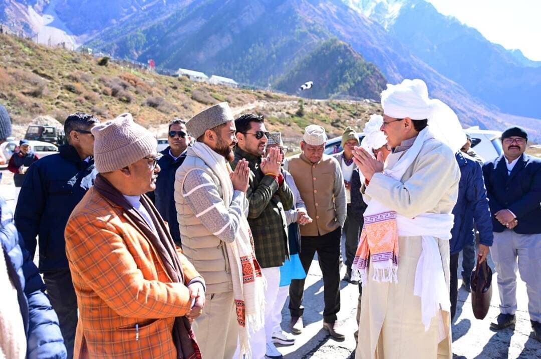 🏔️ आदि कैलाश परिक्रमा रन-2.0 में सीएम धामी ने भरी हुंकार, माणा पास से औली तक होगी 100 माइल्स अल्ट्रा रन!
📍 गुंजी, पिथौरागढ़
मुख्यमंत्री पुष्कर सिंह धामी ने रविवार को गुंजी में आयोजित आदि कैलाश परिक्रमा रन-2.0 में प्रतिभाग किया। इस दौरान उन्होंने 70 और 42 किलोमीटर की दौड़ के विजेताओं को पुरस्कृत किया और देशभर से पहुंचे धावकों का उत्साहवर्धन किया। रं समुदाय ने पारंपरिक वेशभूषा पहनाकर मुख्यमंत्री का स्वागत किया।
🏃 उत्तराखंड में होगा अंतरराष्ट्रीय स्तर का अल्ट्रा रन!
मुख्यमंत्री ने घोषणा की कि मई 2027 के प्रथम सप्ताह में ‘100 माइल्स हिमालयन एंड्योरेंस अल्ट्रा रन’ आयोजित की जाएगी। यह दौड़ लगभग 5,600 मीटर की ऊंचाई पर स्थित माणा पास से शुरू होकर बदरीनाथ और जोशीमठ होते हुए औली तक पहुंचेगी।
✅ सीमांत क्षेत्रों में साहसिक पर्यटन को मिलेगा बढ़ावा।
✅ स्थानीय युवाओं के लिए रोजगार और स्वरोजगार के नए अवसर।
✅ होमस्टे, होटल, परिवहन और स्थानीय कारोबार को मिलेगा लाभ।
✅ सीमांत गांवों की अर्थव्यवस्था मजबूत करने पर जोर।
मुख्यमंत्री ने कहा कि राज्य सरकार उत्तराखंड को साहसिक पर्यटन के प्रमुख केंद्र के रूप में विकसित करने के लिए प्रतिबद्ध है।
#PushkarSinghDhami #AdiKailash #Uttarakhand #AdventureTourism #UltraRun #Pithoragarh #Gunji #ManaPass #Auli #उत्तराखंड #आदिकैलाश #साहसिकपर्यटन #सीमांतगांव #उत्तराखंडसरकार