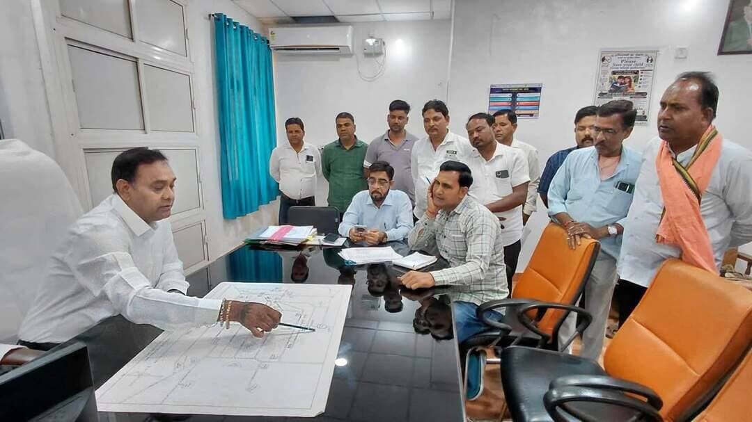 दीपावली से पहले भिण्ड शहर से आवारा मवेशियों को गौशालाओं में पहुंचाने की तैयारी
अपर कलेक्टर ने नगर पालिका भिण्ड के सफाई दरोगाओं की ली बैठक
शहर से मवेशियों को सुरक्षित चिह्नित नजदीकी गौशालाओं में पहुंचाने के निर्देश
बबेड़ी, नुन्हाटा और माधौगंज हाट गौ-शालाओं के लिए किए गए अलग-अलग दल गठित
भिण्ड शहर की मुख्य सड़कों और व्यस्त बाजारों में घूम रहे आवारा मवेशियों से होने वाली दुर्घटनाओं को रोकने के लिए जिला प्रशासन ने दीपावली से पूर्व ठोस कार्रवाई शुरू की है। अपर कलेक्टर श्री राजन बी नाडिया ने नगर पालिका भिण्ड के सफाई दरोगाओं की बैठक लेकर शहर से मवेशियों को सुरक्षित चिह्नित नजदीकी गौशालाओं में पहुंचाने की व्यवस्था तय की है।
बैठक में शहर के नजदीक तीन गौशालाएं चिह्नित की गईं। इनमें भारौली रोड़ स्थित ग्राम बबेड़ी गौशाला और जामना रोड़ स्थित ग्राम नुन्हाटा गौशाला में 100-100 गायों की क्षमता है, जबकि हाट किले के पास स्थित गौशाला में 50 गायों की क्षमता है। इन गौशालाओं में मवेशियों को सुरक्षित रखा जाएगा।
अपर कलेक्टर ने प्रत्येक गौशाला के लिए अलग-अलग दल गठित किए हैं। जिसमें हाट किले के पास वाली गौशाला के लिए दल प्रभारी श्री मोनू दरोगा मो. 7987790395 तथा सहायक के रूप में श्री महेश मेट, श्री शैलेन्द्र दरोगा, श्री सुग्रीव दरोगा को नियुक्त किया गया है।
बबेड़ी गौशाला के लिए दल प्रभारी श्री भागीरथ दरोगा मो. 9039792372 तथा सहायक के रूप में श्री सुरेश दरोगा, श्री आनंद दरोगा, श्री धर्मेन्द्र दरोगा, श्री नीरज दरोगा को नियुक्त किया गया है।
नुन्हाटा गौशाला के लिए दल प्रभारी श्री अमरदीप मो. 6260402172 तथा सहायक के रूप में श्री राकेश दरोगा, श्री रघुवीर दरोगा, राजकुमार दरोगा को नियुक्त किया गया है। ताकि रात्रि के समय भी मवेशियों को सुरक्षित रूप से गौशालाओं तक पहुंचाया जा सके।
श्री नाडिया ने शहर के नक्शे के माध्यम से सभी दलों को रूट प्लान समझाया और निर्देश दिए कि वे अपनी टीम के साथ बैठक कर समय निर्धारित करें। नगर पालिका सीएमओ को रस्सी, टॉर्च, डंडे, रेडियम जैकेट तथा चारा वाहन उपलब्ध कराने के निर्देश दिए गए हैं।
अपर कलेक्टर श्री राजन बी नाडिया ने कहा कि दीपावली से पूर्व तीन दिवस में शहर के सभी आवारा मवेशियों को चिह्नित गौशालाओं में पहुंचाना प्रत्येक दल प्रभारी की जिम्मेदारी होगी। जिस क्षेत्र से गायें मिलेंगी, वहां के दल प्रभारी उन्हें सुरक्षित पहुंचाने के लिए उत्तरदायी रहेंगे। अन्यथा संबंधित के विरूद्ध कार्यवाही प्रस्तावित की जाएगी। उन्होंने कहा कि आमजन की सुरक्षा और मवेशियों के जीवन की रक्षा दोनों ही सभी की नैतिक जिम्मेदारी है। दीपावली के दौरान सड़क दुर्घटनाओं को रोकने और शहर को सुरक्षित बनाने की दिशा में प्रशासन की सकारात्मक पहल है।
#CMMadhyaPradesh
#JansamparkMP
Department Of Revenue, Madhya Pradesh
#भिण्ड
#Bhind