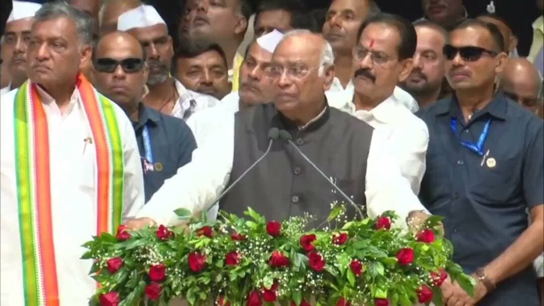 पटना में मल्लिकार्जुन खरगे के भाषण के दौरान हंगामा, पीएम मोदी पर टिप्पणी को लेकर भिड़े लोग
पटना: बिहार की राजधानी पटना में डॉ. कृष्ण सिंह की 139वीं जयंती के अवसर पर आयोजित कार्यक्रम में कांग्रेस के राष्ट्रीय अध्यक्ष मल्लिकार्जुन खरगे के भाषण के दौरान हंगामा हो गया। बताया जा रहा है कि प्रधानमंत्री नरेंद्र मोदी पर की गई टिप्पणी को लेकर वहां मौजूद एक युवक ने आपत्ति जताई, जिसके बाद विवाद बढ़ गया।
जानकारी के मुताबिक, खरगे अपने संबोधन में केंद्र सरकार और प्रधानमंत्री नरेंद्र मोदी पर निशाना साध रहे थे। इसी दौरान एक युवक ने प्रधानमंत्री के खिलाफ की गई टिप्पणी पर आपत्ति जताते हुए कहा कि पीएम मोदी कहीं नहीं जाएंगे। इस पर खरगे ने कथित तौर पर गुस्से में विवादित टिप्पणी कर दी। इसके बाद कार्यक्रम स्थल पर हंगामे की स्थिति पैदा हो गई।
आरोप है कि आपत्ति जताने वाले युवक को कांग्रेस कार्यकर्ताओं ने पकड़ लिया और उसके साथ मारपीट की। घटना के बाद कार्यक्�