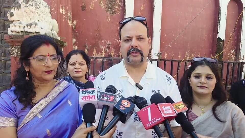 Live नाहन- TCI द्वारा करवाचौथ पर राजमहल में फ्री मेंहदी कैंप का आयोजन, बतौर मुख्य अतिथि पहुंची MC अध्यक्ष उपमा धीमान..