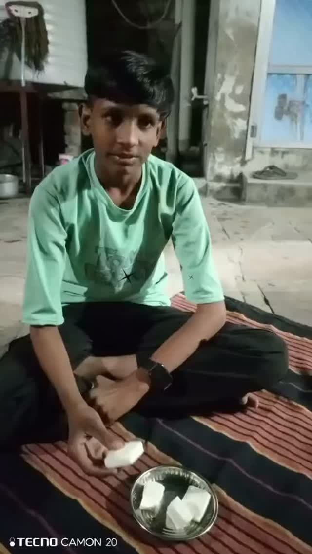 सतखंडा में बच्चे के लिए लाई गई बकरी के पहले दूध की बली, बुजुर्गों की मान्यता में खास महत्व
चित्तौड़गढ़। सतखंडा निवासी मदनलाल अपने बच्चे जिगर की सांस संबंधी परेशानी के चलते बकरी का पहला दूध लेकर आए। इसकी बली बनाकर बच्चे को खिलाई गई। बड़े-बुजुर्गों की मान्यता है कि पहले दूध से बनी बली पौष्टिक होती है और इससे लाभ मिल सकता है। हालांकि, सांस की बीमारी में इसके लाभ का वैज्ञानिक प्रमाण नहीं है। बच्चे की उचित चिकित्सा के लिए डॉक्टर की सलाह जरूर लें।
#सतखंडा #बकरीकापहलादूध #ग्रामीणपरंपरा #HelloChittorgarh #स्वास्थ्यजागरूकता
आप सभी भी अपने पालतू पशुओं का पहला दूध लेकर आए और निशुल्क बली बनवाकर लै जावै