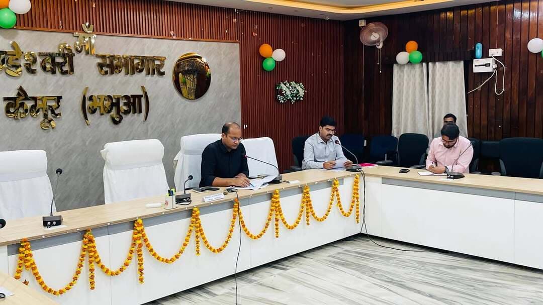नशामुक्ति अभियान, नशामुक्ति दिवस के सफल आयोजन हेतु महत्वपूर्ण बैठक
नशामुक्ति अभियान, नशामुक्ति दिवस-2026 के भव्य एवं प्रभावी आयोजन के संबंध में आज अपराह्न 3:30 बजे उपविकास आयुक्त की गरिमामय अध्यक्षता में एक महत्वपूर्ण बैठक का आयोजन किया गया।
बैठक में संबंधित विभागों एवं कार्यालयों के पदाधिकारियों ने सक्रिय रूप से भाग लिया।
बैठक की शुरुआत में उपविकास आयुक्त महोदय ने सभी गणमान्य पदाधिकारियों का हार्दिक स्वागत किया तथा नशामुक्ति अभियान के महत्व पर प्रकाश डालते हुए कहा कि नशामुक्ति केवल एक कार्यक्रम नहीं, बल्कि समाज को स्वस्थ, सशक्त एवं जागरूक बनाने का एक महान अभियान है। उन्होंने सभी विभागों से समन्वय एवं समर्पित प्रयास की अपेक्षा व्यक्त की।
बैठक में सर्वसम्मति से निम्नलिखित महत्वपूर्ण निर्णय लिए गए:
दिनांक 27 अक्टूबर 2026 से 25 नवम्बर 2026 तक एक माह का नशामुक्ति अभियान चलाया जाएगा।
दिनांक 26 नवम्बर 2026 को नशामुक्ति दिवस का भव्य आयोजन किया जाएगा।
बैठक में यह सुनिश्चित किया गया कि राज्य स्तर पर अधिवेशन भवन, पुरानी सचिवालय में मुख्य कार्यक्रम का आयोजन मद्यनिषेध, उत्पाद एवं निबंधन विभाग द्वारा किया जाएगा। जिला स्तर पर नशामुक्ति दिवस के कार्यक्रमों का प्रभावी संचालन एवं अन्य विभागों से समन्वय नोडल विभाग के रूप में सुनिश्चित किया जाएगा।
अन्य प्रमुख निर्णय:
27 अक्टूबर को चैटबॉट का अनावरण कर विभाग एवं जनसामान्य के बीच संवाद को सुगम बनाया जाएगा।
नशामुक्ति वाहन/एलईडी वैन को हरी झंडी दिखाकर रवाना किया जाएगा।
जीविका दीदियों के बीच से ‘नशामुक्ति मित्र’ का गठन कर ग्रामीण क्षेत्रों में व्यापक जनजागरूकता अभियान चलाया जाएगा।
नगर निकायों, पंचायतों, विद्यालयों, अस्पतालों, बस स्टैंडों एवं सार्वजनिक स्थलों पर स्लोगन, बैनर, पोस्टर एवं ऑडियो जिंगल्स के माध्यम से व्यापक प्रचार-प्रसार किया जाएगा।
नशामुक्ति विषय पर नुक्कड़ नाटक, प्रभात फेरी, निबंध लेखन, वाद-विवाद प्रतियोगिताओं का आयोजन सुनिश्चित किया जाएगा।
उत्कृष्ट कार्य करने वाले पुलिस, मद्यनिषेध पदाधिकारियों एवं अन्य सहयोगियों को प्रशस्ति पत्र प्रदान कर सम्मानित किया जाएगा।
उपविकास आयुक्त महोदय ने सभी संबंधित विभागों को निर्देश दिया कि वे अपने-अपने स्तर पर नोडल पदाधिकारी नामित कर दैनिक प्रगति की जानकारी उपलब्ध कराएं तथा अभियान को जन-जन तक पहुंचाने में कोई कसर न छोड़ें। उन्होंने कहा कि यह अभियान केवल सरकारी प्रयास नहीं, बल्कि समाज के प्रत्येक वर्ग की भागीदारी का प्रतीक बनेगा।
बैठक में नगर विकास एवं आवास विभाग, पंचायती राज विभाग, जीविका, शिक्षा विभाग, स्वास्थ्य विभाग, ऊर्जा विभाग, परिवहन विभाग, सूचना एवं जन संपर्क विभाग, समाज कल्याण विभाग, कला संस्कृति एवं युवा विभाग सहित सभी संबंधित विभागों के पदाधिकारियों को स्पष्ट निर्देश दिए गए।
उपविकास आयुक्त महोदय के कुशल नेतृत्व एवं दूरदर्शी मार्गदर्शन में यह बैठक अत्यंत सफल रही। सभी पदाधिकारियों ने पूर्ण समर्पण भाव से अभियान को सफल बनाने का संकल्प लिया।
#Kaimur #NashaMuktBiharAbhiyan2026 #DistrictAdministrationKaimur
#PlateauOfBlessings #PublicAwareness
Information & Public Relations Department, Government of Bihar Prohibition,Excise & Registration Department, Bihar