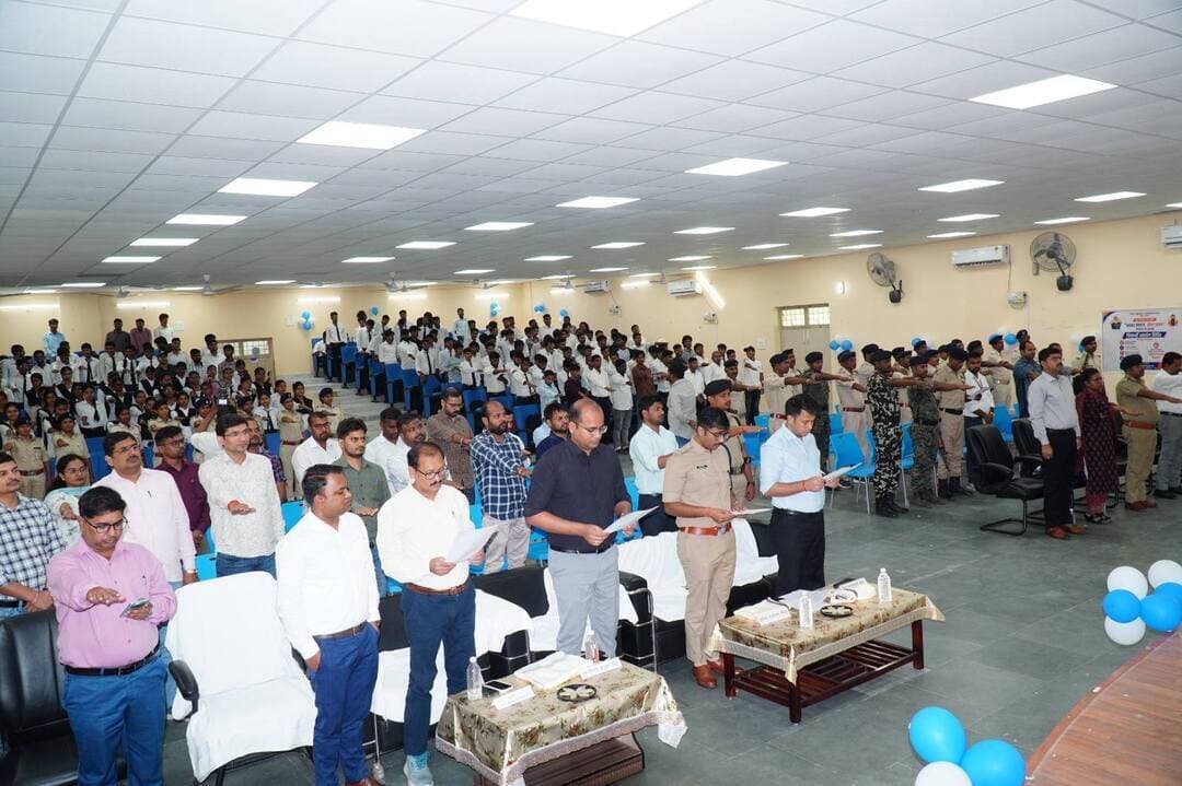 विद्यार्थी सहयोग शिविर एवं नशामुक्त बिहार अभियान-2026 के तहत जागरूकता कार्यक्रम आयोजित
माननीय मुख्यमंत्री द्वारा पटना स्थित अधिवेशन भवन में ‘नशामुक्त बिहार अभियान-2026’ का राज्यस्तरीय शुभारंभ किया गया। अभियान के तहत 27 अक्टूबर से 26 नवंबर 2026 तक राज्यभर में विभिन्न जागरूकता गतिविधियाँ आयोजित की जाएँगी।
राजकीय अभियंत्रण महाविद्यालय, कैमूर में आज ‘विद्यार्थी सहयोग शिविर’ एवं ‘नशामुक्त बिहार अभियान-2026’ के तहत जागरूकता कार्यक्रम का आयोजन किया गया।
विद्यार्थी सहयोग शिविर: विद्यार्थियों की समस्याओं के त्वरित एवं समयबद्ध निष्पादन पर जोर देते हुए महाविद्यालय की व्यवस्थाओं की समीक्षा की गई। बेहतर शैक्षणिक वातावरण, विद्यार्थियों की सुरक्षा एवं उचित ठोस अपशिष्ट प्रबंधन सुनिश्चित करने पर बल दिया गया। साथ ही, महाविद्यालय के विकास एवं बुनियादी सुविधाओं के विस्तार में जिला प्रशासन की ओर से हरसंभव सहयोग का आश्वासन दिया गया।
नशामुक्त बिहार अभियान-2026: कार्यक्रम के दौरान विद्यार्थियों को नशे के दुष्परिणामों के प्रति जागरूक किया गया। युवाओं से स्वयं नशे से दूर रहने तथा अपने परिवार, मित्रों एवं समाज के अन्य लोगों को जागरूक कर नशामुक्त समाज के निर्माण में सक्रिय भूमिका निभाने की अपील की गई।
डिजिटल जागरूकता: नशामुक्ति अभियान से संबंधित जानकारी आमजन तक पहुंचाने के उद्देश्य से शुरू की गई 24×7 व्हाट्सऐप चैटबॉट सुविधा के प्रति भी जागरूक किया गया।
कार्यक्रम में मद्यनिषेध अधीक्षक, अन्य संबंधित पदाधिकारी, महाविद्यालय के संकाय सदस्य एवं बड़ी संख्या में छात्र-छात्राएं उपस्थित रहे।
आइए, युवाओं की सक्रिय सहभागिता से नशामुक्त, स्वस्थ एवं खुशहाल बिहार के निर्माण का संकल्प लें।
#Kaimur #NashaMuktBiharAbhiyan2026 #StudentWelfare #DistrictAdministrationKaimur
#PlateauOfBlessings
Government Engineering College Kaimur Information & Public Relations Department, Government of Bihar Prohibition,Excise & Registration Department, Bihar