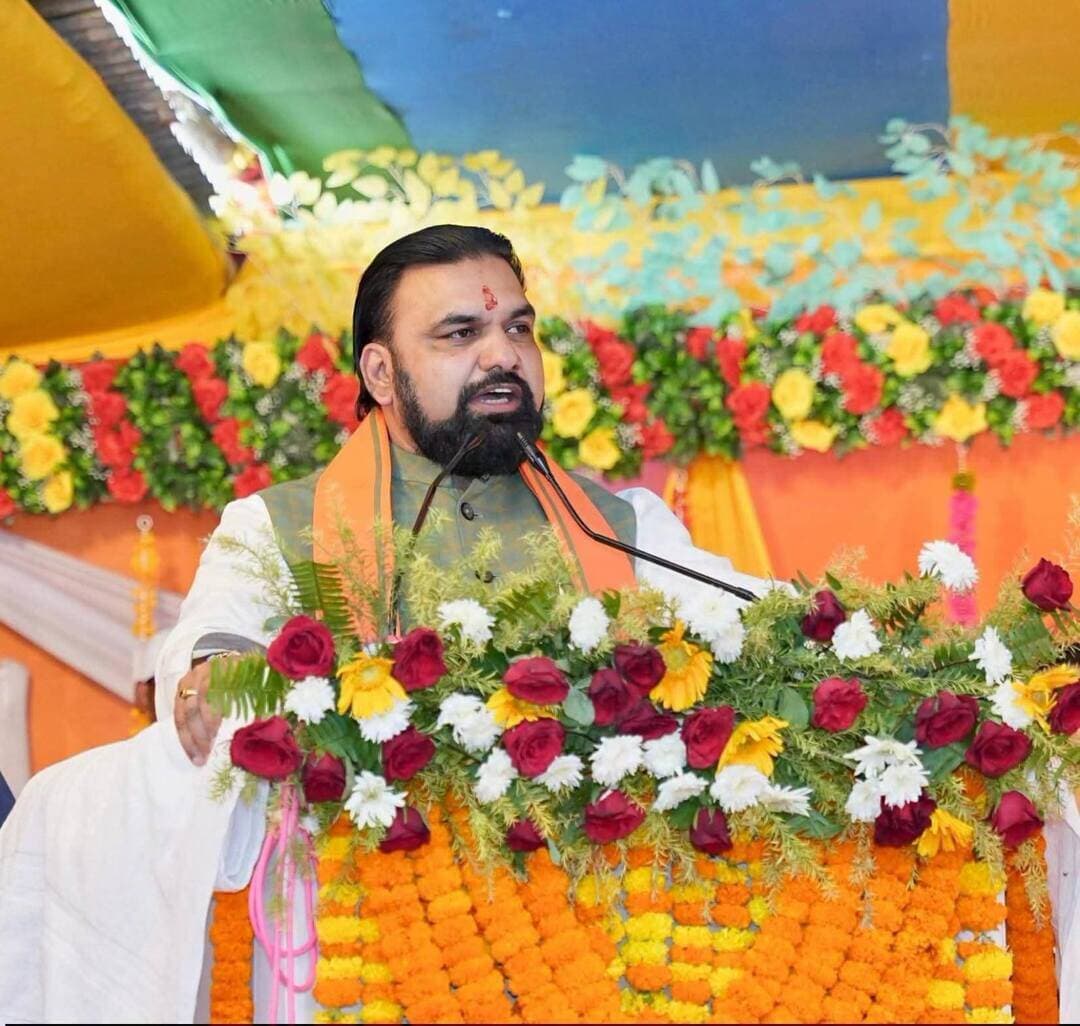 माननीय मुख्यमंत्री श्री सम्राट चौधरी आज कैमूर जिले के भभुआ प्रखंड के परसियां गांव में श्री जीयर स्वामी जी महाराज के सानिध्य में आयोजित 251 कुंडीय चातुर्मास महायज्ञ के समापन पर आयोजित संत सम्मेलन में सम्मिलित हुए एवं कहा कि धर्म सम्मेलन के माध्यम से बिहार में शांति, समृद्धि और तरक्की का मार्ग प्रशस्त होगा।
कैमूर का विकास उन्होंने अपनी प्राथमिकता बताई।
#iprd #PlateauOfBlessings #Kaimur #kaimurdm CMO Bihar Information & Public Relations Department, Government of Bihar