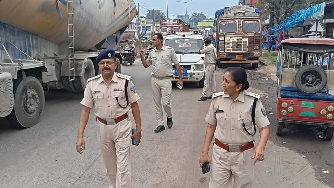 बोकारो पुलिस अधीक्षक के निर्देश पर पुलिस उपाधीक्षक यातायात के नेतृत्व में आज आईटीआई मोड़ से तेलगड़िया मोड़ तक NH-32 पर अभियान चलाया गया।अवैध रूप से सड़क पर खड़े 36 वाहनों से 23,400 रुपए का जुर्माना वसूला गया। साथ ही बार-बार चालान के बावजूद जुर्माना जमा नहीं करने वाले वाहनों को चिन्हित कर ब्लैक लिस्ट करने की कार्रवाई की जा रही है।यातायात पुलिस ने सभी वाहन चालकों को भविष्य में सड़क पर अवैध पार्किंग नहीं करने का निर्देश दिया है।
