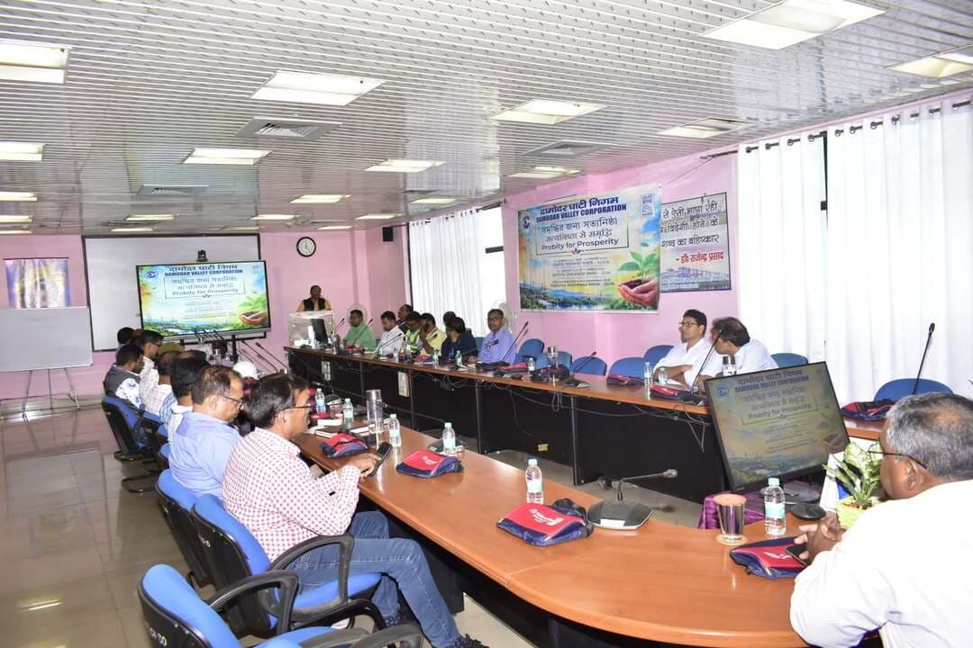डीवीसी, बोकारो ताप विद्युत केंद्र के बिरसा मुंडा भवन में आयोजित संगोष्ठी का शुभारंभ मुख्य महाप्रबंधक मधुकर श्रीवास्तव और वरिष्ठ अधिकारियों ने दीप प्रज्ज्वलित कर किया।स्वागत संबोधन सतर्कता अधिकारी उज्ज्वल विश्वास ने किया। परियोजना प्रधान मधुकर श्रीवास्तव ने कहा कि सत्यनिष्ठा कर्तव्यपालन का अभिन्न अंग होनी चाहिए। महाप्रबंधक अलेक्जेंडर कुजूर ने इसे देश के विकास के लिए जरूरी बताया।
विचार सत्र में केंद्रीय विद्यालय की शिक्षिका दिव्या सरोज, शिक्षक शशि रंजन, राहुल सिंह, डीएवी कथारा के प्राचार्य डॉ. गुलाम नबी खान और मुख्य वक्ता CUJ के उप कुलसचिव हरीश मोहन ने सत्यनिष्ठा और नैतिक मूल्यों पर प्रकाश डाला।
संचालन दीनानाथ शर्मा ने किया और अंत में पार्थ सारथी मुखर्जी ने धन्यवाद ज्ञापन किया।