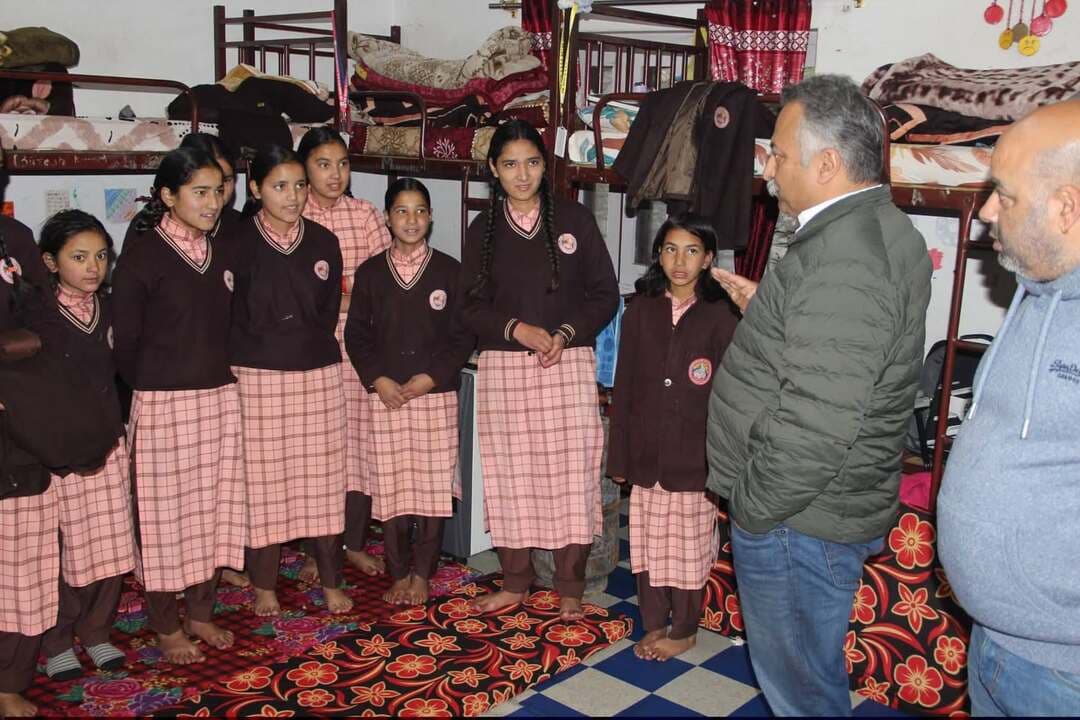 शिक्षा मंत्री रोहित ठाकुर ने पांगी के स्कूलों का किया निरीक्षण, विद्यार्थियों से संवाद कर जानी शैक्षणिक सुविधाओं की स्थिति
बालिका आश्रम किलाड़, ईएमआरएस, पीएम श्री और राजीव गांधी डे-बोर्डिंग स्कूल का लिया जायजा; छात्राओं की सांस्कृतिक प्रस्तुतियों से प्रभावित होकर 15 हजार रुपये देने की घोषणा
पांगी, 28 अक्टूबर
हिमाचल प्रदेश के शिक्षा मंत्री रोहित ठाकुर ने बुधवार को जनजातीय क्षेत्र पांगी के दौरे के दौरान विभिन्न शैक्षणिक संस्थानों का निरीक्षण किया। इस दौरान उन्होंने विद्यालयों में उपलब्ध सुविधाओं, विद्यार्थियों की शैक्षणिक गतिविधियों और शिक्षा की गुणवत्ता का जायजा लिया। उन्होंने विद्यार्थियों से सीधा संवाद कर उनकी पढ़ाई और आवश्यकताओं के बारे में जानकारी प्राप्त की।
शिक्षा मंत्री ने मुख्यालय किलाड़ स्थित बालिका आश्रम का निरीक्षण कर वहां उपलब्ध सुविधाओं का जायजा लिया और विद्यार्थियों को बेहतर शैक्षणिक वातावरण उपलब्ध करवाने पर जोर दिया। इसके बाद उन्होंने एकलव्य आदर्श आवासीय विद्यालय (ईएमआरएस) किलाड़, पीएम श्री राजकीय वरिष्ठ माध्यमिक विद्यालय तथा राजीव गांधी डे-बोर्डिंग राजकीय वरिष्ठ माध्यमिक विद्यालय किलाड़ का भी निरीक्षण किया।
शिक्षा की गुणवत्ता में सुधार सरकार की प्राथमिकता
निरीक्षण के दौरान शिक्षा मंत्री रोहित ठाकुर ने कहा कि प्रदेश सरकार शिक्षा के क्षेत्र को सर्वोच्च प्राथमिकता दे रही है। सरकार का उद्देश्य विद्यार्थियों को गुणवत्तापूर्ण शिक्षा उपलब्ध करवाने के साथ-साथ दूरदराज और जनजातीय क्षेत्रों में शैक्षणिक सुविधाओं को मजबूत करना है, ताकि यहां के विद्यार्थियों को भी बेहतर अवसर मिल सकें।
उन्होंने कहा कि पांगी जैसे दुर्गम क्षेत्र में शैक्षणिक संस्थानों की स्थिति और विद्यार्थियों की जरूरतों को समझना आवश्यक है, ताकि आवश्यकतानुसार सुधारात्मक कदम उठाए जा सकें। उन्होंने सरकारी विद्यालयों में सीबीएसई पाठ्यक्रम शुरू करने की पहल का उल्लेख करते हुए कहा कि इसका उद्देश्य विद्यार्थियों को आधुनिक शिक्षा और बेहतर शैक्षणिक अवसर उपलब्ध करवाना है।
छात्राओं की सांस्कृतिक प्रस्तुतियों को सराहा
इस अवसर पर विद्यालय की छात्राओं ने आकर्षक सांस्कृतिक प्रस्तुतियां देकर अपनी प्रतिभा का प्रदर्शन किया। शिक्षा मंत्री ने छात्राओं की प्रस्तुतियों की सराहना करते हुए उनका उत्साहवर्धन किया और प्रोत्साहन स्वरूप 15 हजार रुपये की राशि प्रदान की।
सुराल गोम्पा में किए दर्शन, ग्रामीणों की समस्याएं सुनीं
शैक्षणिक संस्थानों के निरीक्षण के अलावा शिक्षा मंत्री ने सुराल स्थित गोम्पा में दर्शन किए और स्थानीय लोगों से मुलाकात कर उनकी समस्याएं सुनीं। उन्होंने पांगी क्षेत्र की समृद्ध प्राचीन संस्कृति और परंपराओं को संजोकर रखने के लिए स्थानीय लोगों को बधाई दी।
इसके उपरांत उन्होंने ग्राम पंचायत फिंडरू के लोगों की समस्याएं भी सुनीं और क्षेत्र की आवश्यकताओं के बारे में जानकारी प्राप्त की।
इस दौरान चंबा सदर के विधायक नीरज नैय्यर, हिमाचल प्रदेश कांग्रेस महासचिव अमित भरमौरी, आवासीय आयुक्त एवं एसडीएम पांगी अमनदीप सिंह, पांगी ब्लॉक कांग्रेस अध्यक्ष सुभाष चौहान सहित अन्य गणमान्य व्यक्ति उपस्थित रहे।
