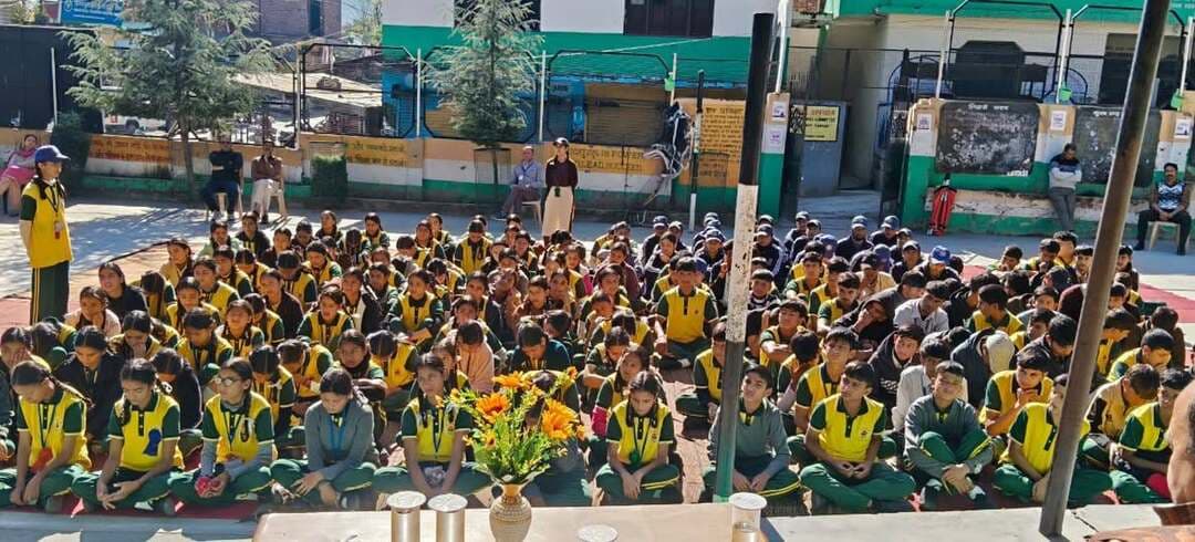 प्रेस नोट
*राजकीय वरिष्ठ माध्यमिक पाठशाला मंगला में “सुरक्षित बचपन अभियान” के तहत जागरूकता शिविर आयोजित*
चम्बा, 28 अक्तूबर: जिला विधिक सेवा प्राधिकरण (DLSA), चम्बा द्वारा संचालित सप्ताह व्यापी “सुरक्षित बचपन अभियान” के अंतर्गत आज राजकीय वरिष्ठ माध्यमिक पाठशाला मंगला में विद्यार्थियों के लिए विशेष विधिक एवं बाल-संरक्षण जागरूकता कार्यक्रम आयोजित किया गया। कार्यक्रम की मेजबानी विद्यालय प्रशासन द्वारा की गई।
कार्यक्रम में मुख्य वक्ता के रूप में माननीय सचिव जिला विधिक सेवा प्राधिकरण चंबा तथा अन्य स्त्रोत व्यक्तियों में ASI महिला थाना चंबा श्री निखिल कुमार व समन्वयक चाइल्ड हेल्पलाइन चंबा कपिल शर्मा उपस्थित रहे!
सचिव जिला विधिक सेवा प्राधिकरण श्री एकांश कपिल द्वारा विद्यार्थियों को बाल अधिकारों, व्यक्तिगत सुरक्षा, बाल संरक्षण तथा पॉक्सो (POCSO) अधिनियम के महत्वपूर्ण प्रावधानों और संविधान की की धाराओं की जानकारी प्रदान की। साथ ही साइबर सुरक्षा, ऑनलाइन धोखाधड़ी तथा सोशल मीडिया पर होने वाली ब्लैकमेलिंग से बचाव के उपायों के बारे में भी जागरूक किया।
चाइल्ड हेल्पलाइन के जिला समन्वयक श्री कपिल शर्मा ने महिला एवं बाल विकास मंत्रालय के मिशन वात्सल्य के तहत संचालित टोल-फ्री चाइल्ड हेल्पलाइन नंबर 1098 की कार्यप्रणाली के बारे में विस्तार से बताया। उन्होंने कहा कि अनाथ, दिव्यांग, स्कूल छोड़ चुके, बाल मजदूरी या बाल विवाह के जोखिम से जूझ रहे तथा किसी भी प्रकार के शारीरिक या मानसिक शोषण से प्रभावित बच्चों की सहायता के लिए 24 घंटे हेल्पलाइन 1098 पर संपर्क किया जा सकता है। उन्होंने बताया कि सहायता मांगने वाले की पहचान को गोपनीय रखा जाता है। इसके अतिरिक्त साइबर हेल्पलाइन 1930 तथा नालसा विधिक सहायता हेल्पलाइन 15100 के बारे में भी विद्यार्थियों को जानकारी दी गई।
इस अवसर पर विद्यालय के प्रधानाचार्य श्री नरेंद्र भारद्वाज ने अतिथियों का स्वागत किया तथा विद्यार्थियों को ऐसे जागरूकता कार्यक्रमों से प्राप्त जानकारी को अपने व्यवहार में अपनाने और सजग एवं जिम्मेदार नागरिक बनने के लिए प्रेरित किया।
कार्यक्रम के दौरान पुलिस विभाग की ओर से ASI श्री निखिल कुमार ने भी विद्यार्थियों को महिला एवं बाल सुरक्षा, साइबर अपराध तथा व्यक्तिगत सुरक्षा से जुड़े महत्वपूर्ण विषयों पर जागरूक किया।
कार्यक्रम में विद्यालय के शिक्षक गण एवं विद्यार्थी उपस्थित रहे।