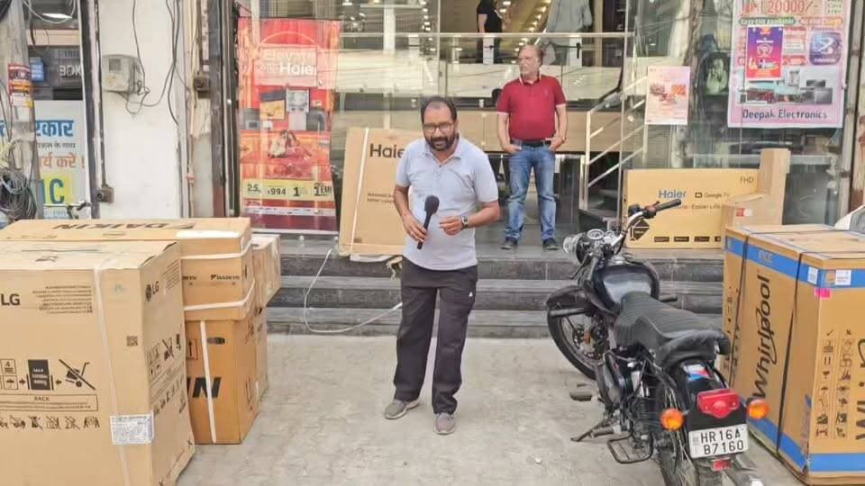 EMI पर 84 इंच की LED 2999 रूपये में ले आओ दीपावली के गिफ्ट और अलग से?
